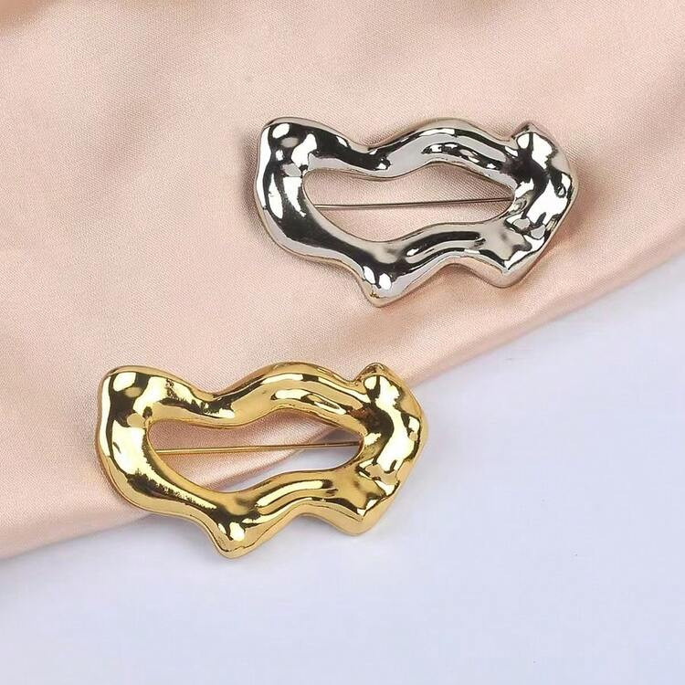 1pc Europe&America Fashion Lip Shape Brooch Pin, High-Grade Glossy Shirt/Jacket Decor, Suitable For Pairing With Sweaters, Scarves, Accessories For Daily Wear | SHEIN