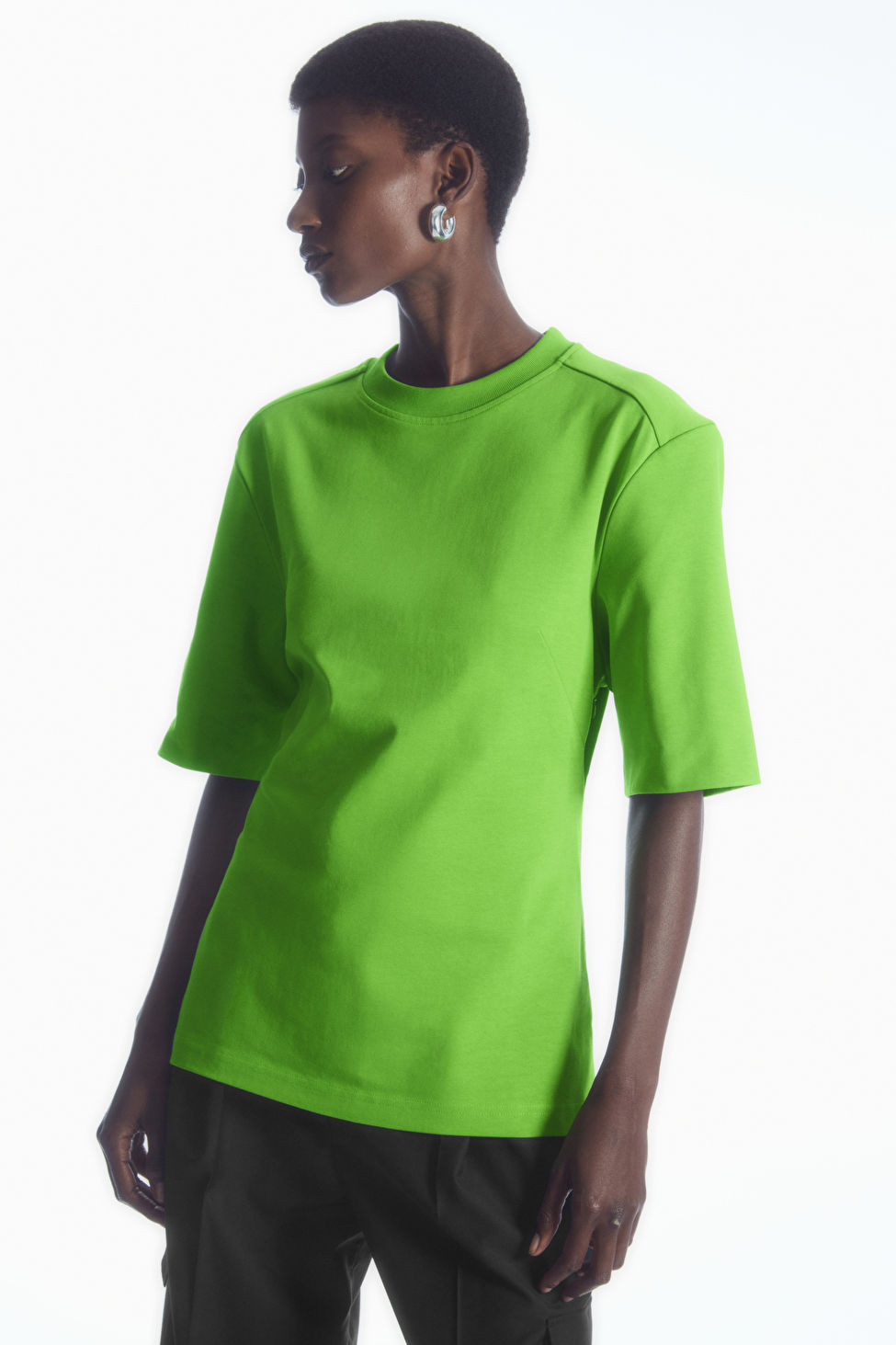 TAILLIERTES T-SHIRT MIT MARKANTER SCHULTERPARTIE - GRÜN - T-shirts - COS | COS (EU)