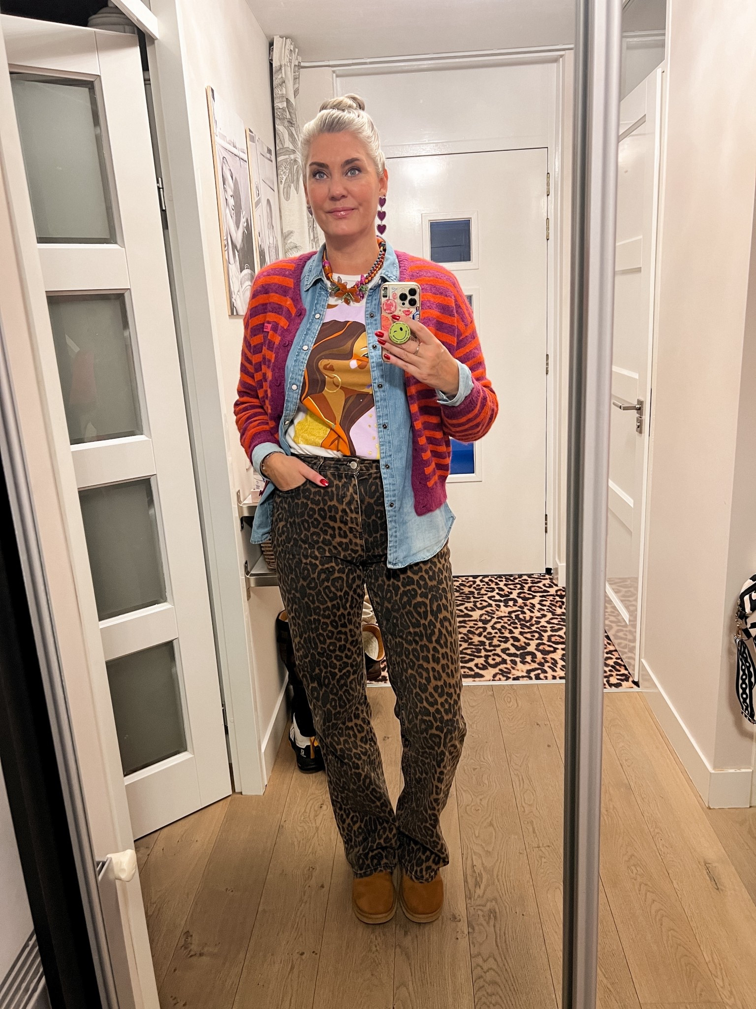 OOTD - Woensdag. Een t-shirt met grafische print (oud, Wibra, M), statement ketting, spijkerhemd van de mannenafdeling (M), lange Leopard jeans (L/36” https://most-wanted-nl.mtpc.se/5827968) en lage Uggs. 



#LTKwinter #LTKnederlands #LTKeurope