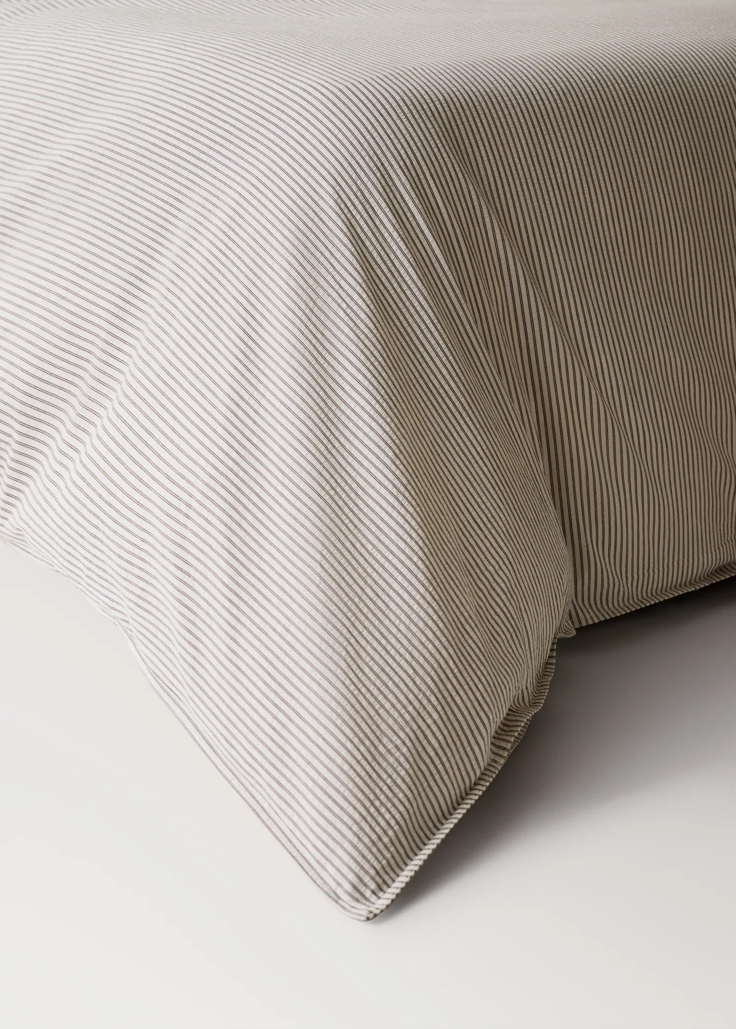 Bettbezug aus Seersucker-Baumwolle mit feinen Streifen für 180/200 cm Bett | Mango EU