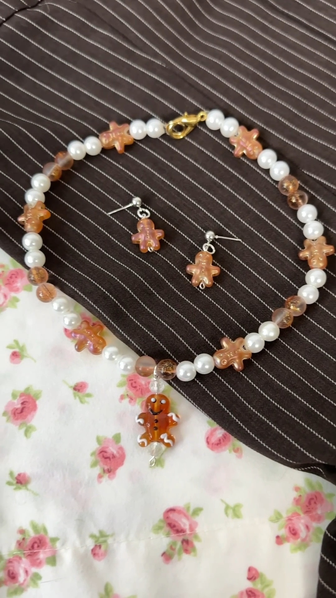 since the Stanley cup trend is kinda over I thought I’d reuse the beads from my diy Stanley Christmas decorations from last year 💀

don’t get me wrong I still use mine all the time (love the @LoveShackFancy print ofc) but let’s be real the necklace is way cuter 🎀🤎

🤎 outfit: @Cider 
🤎 setting powder bag charm: @Flower Knows Makeup 
🤎 bags: @JW PEI & @Coach 

#christmasoutfits #loveshackfancy #diyjewelry 

#LTKootd #LTKSeasonal #LTKHoliday