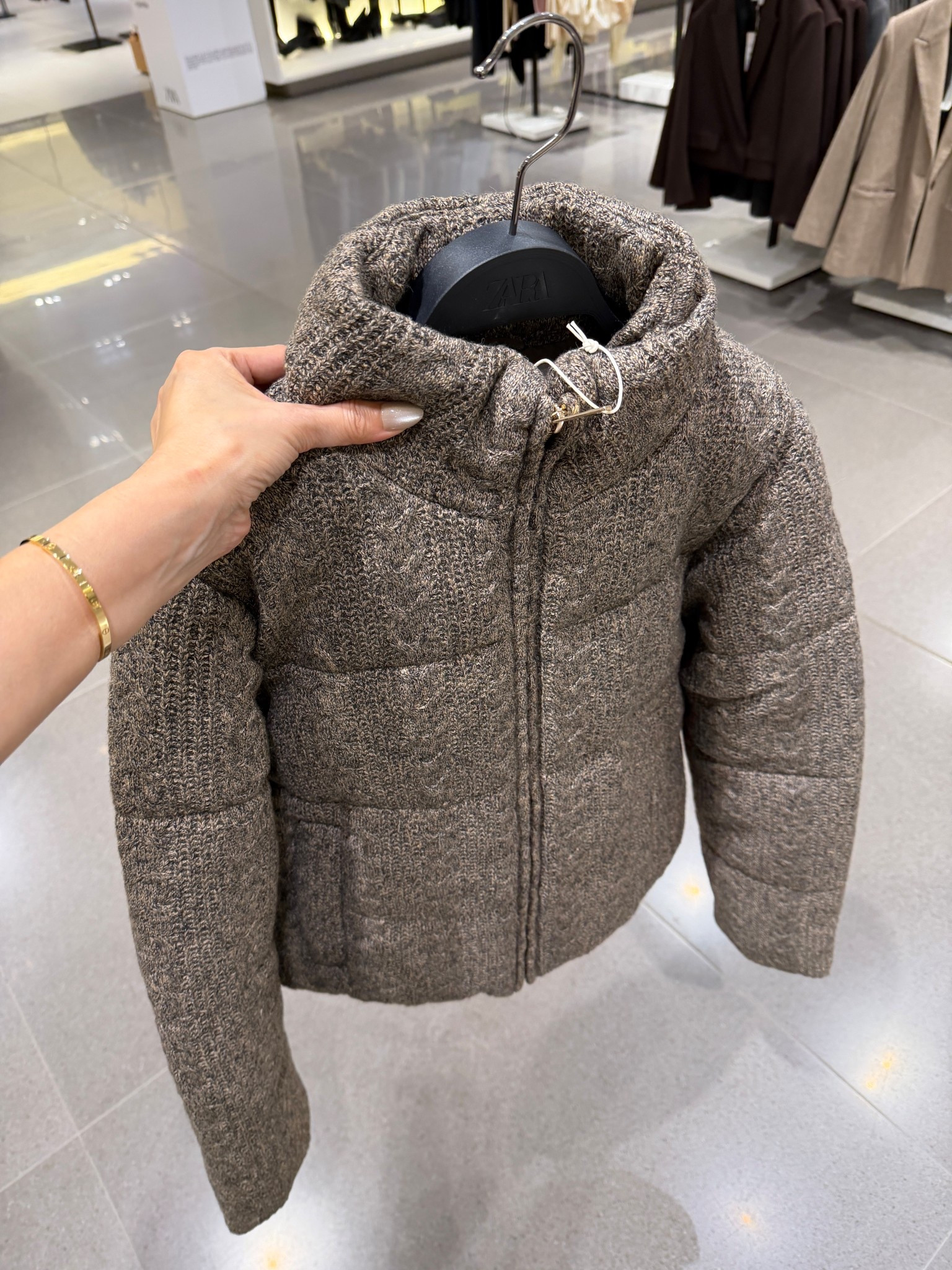 Zara sale must have 
This jacket has insulation and it’s perfect for snow cool weather 
Zara finds 
#zarafinds #zara #zarahaul