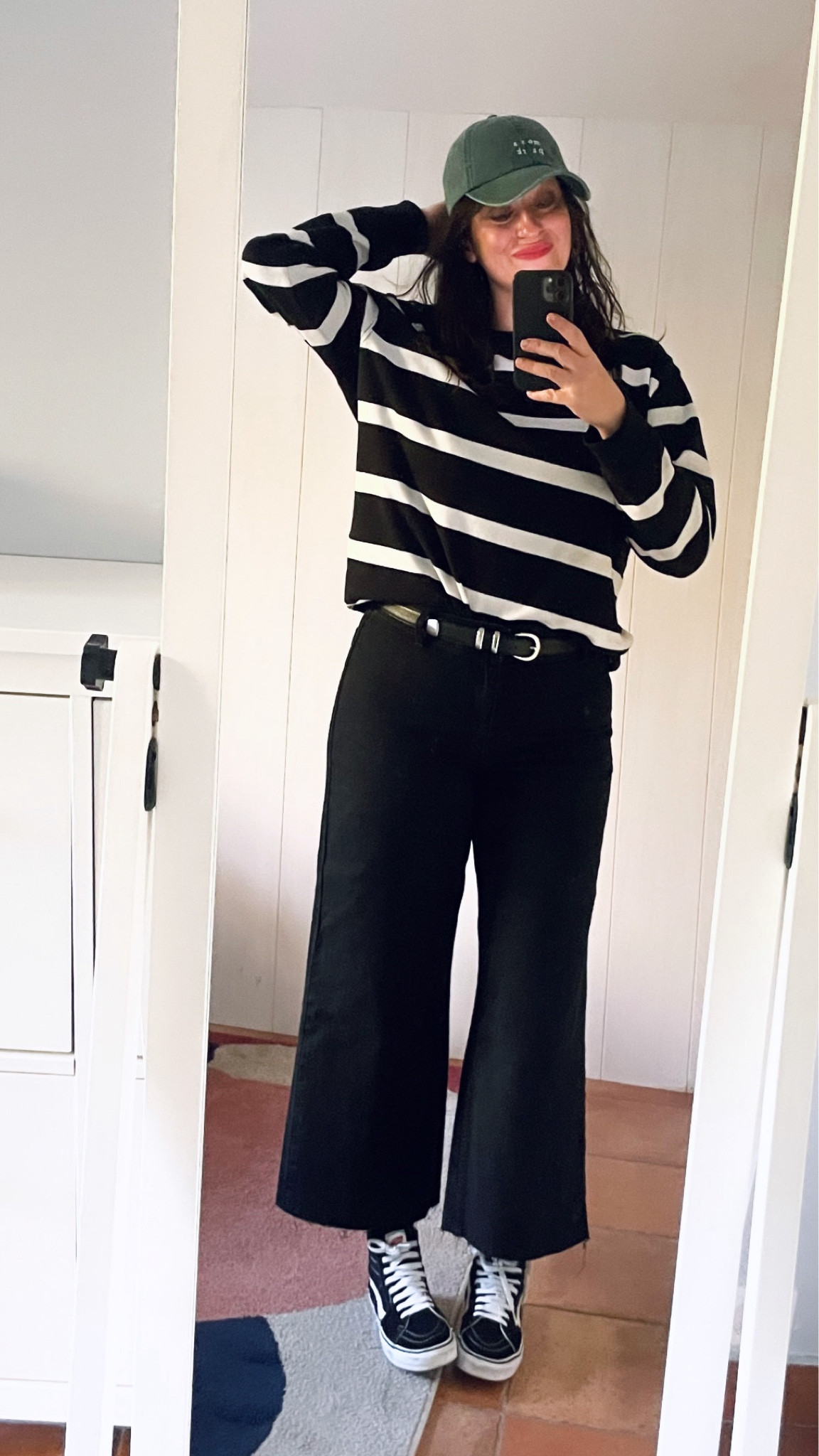 • Green cotton « Moss Park » cap #hm (linked)
• Striped black & white sweat-shirt #hm (similar, linked)
• Western leather belt #zaraman (similar, linked)
• Black « Catherin » culotte jeans #mango (linked)
• Black « Sk8-Hi » sneakers #vans (linked)

#LTKautumn #LTKmidsize #LTKfrance