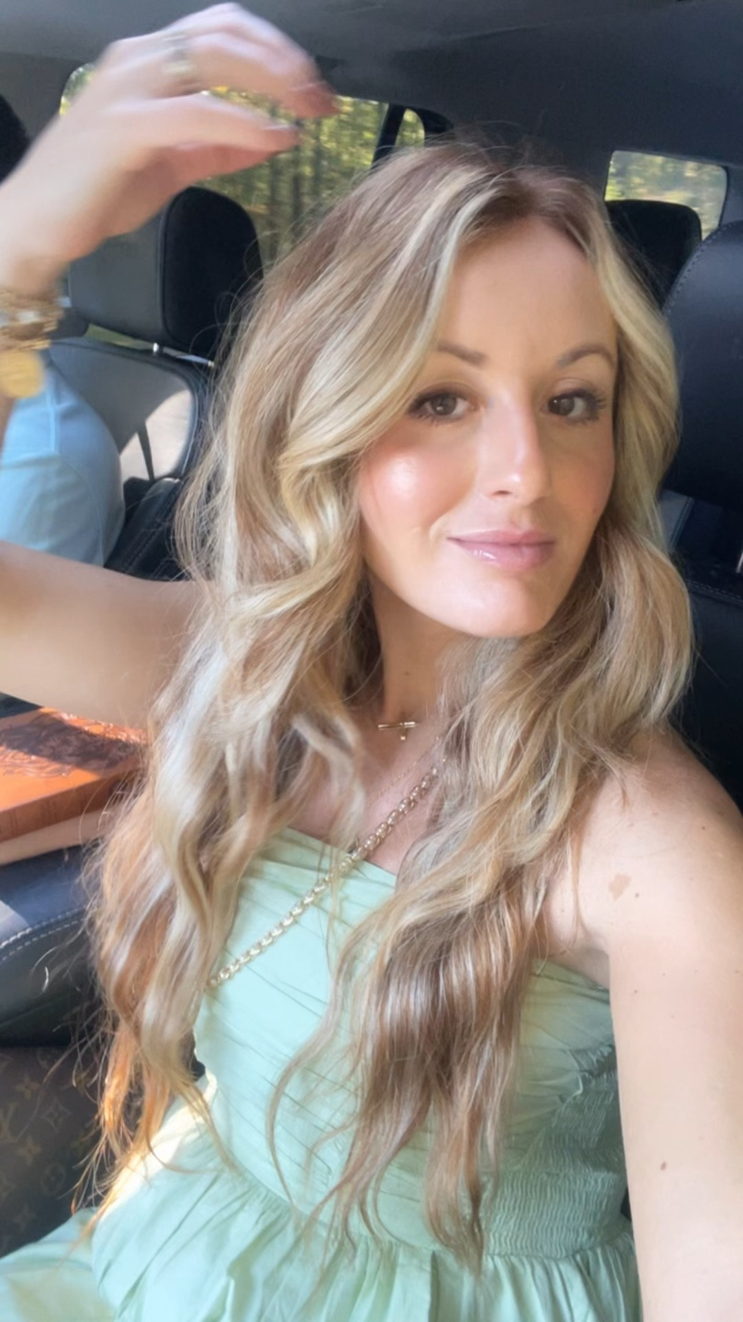 My go to olaplex products and NUME magic wand 32 mm 

#olaplex #moisture #shine #stylist #hairvideos #waves 