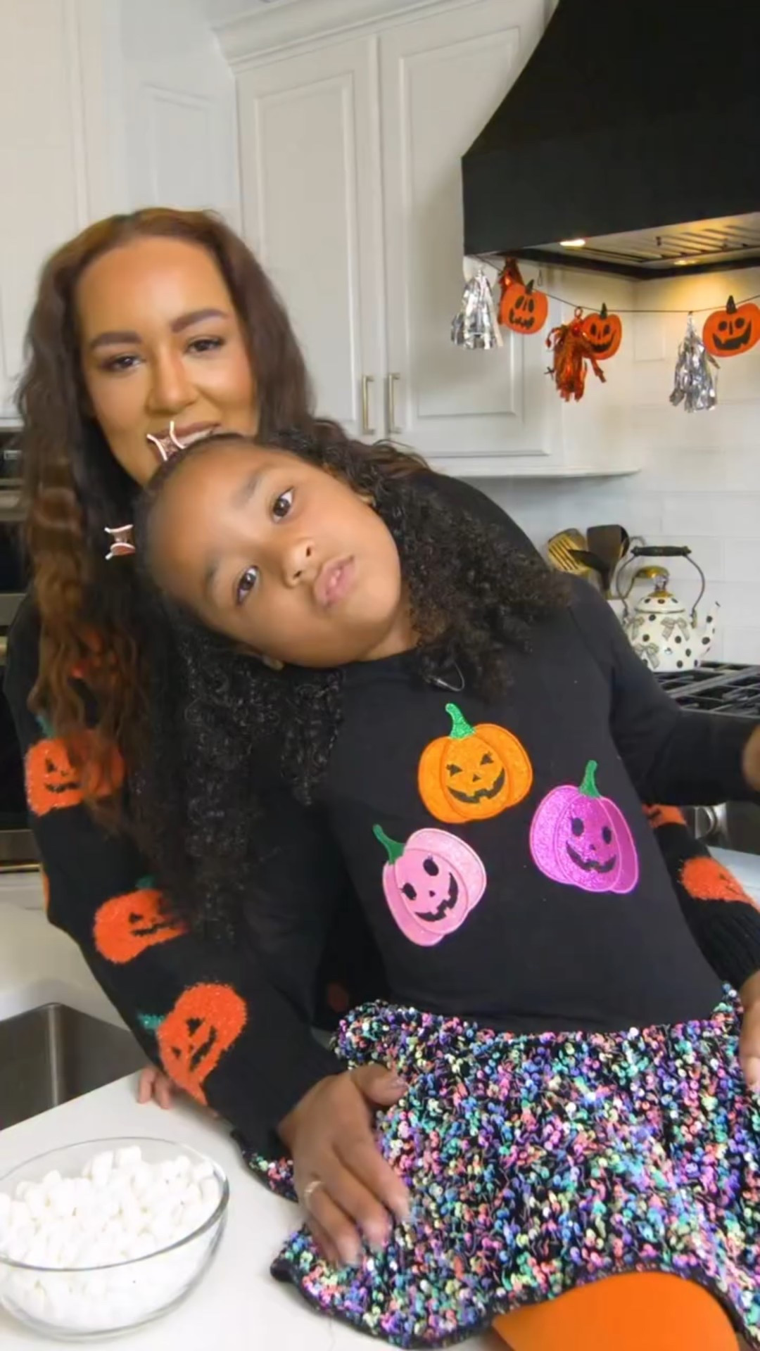 My first time making popcorn balls and they were so easy!  Hope you guys had a great Halloween 🎃🍭

#cooking #kidscooking #recipe #marshmallows #popcorn