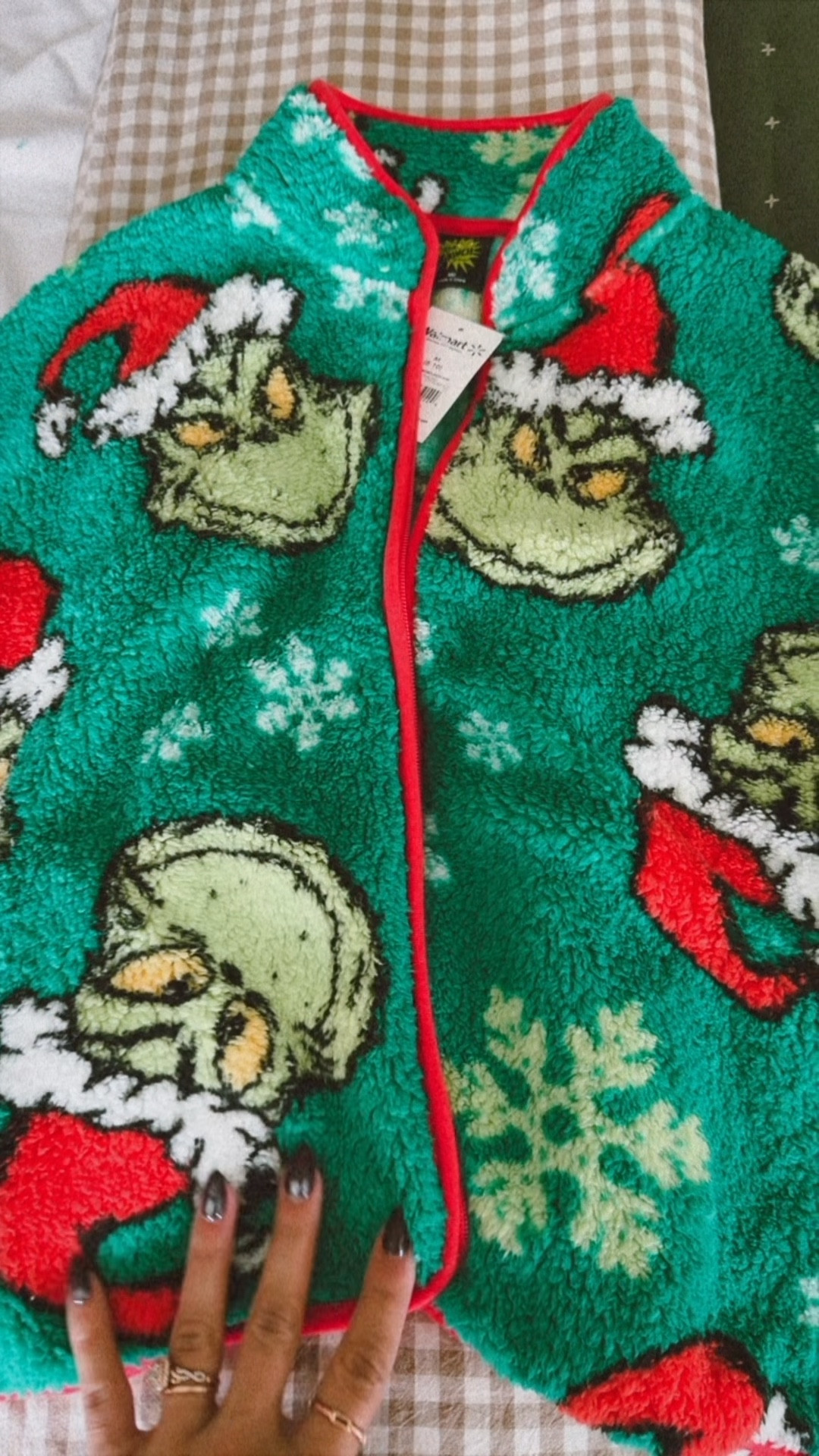 Im obsessed! This is so cute and comfy. I’m 5’4 and it hits me right at the waist. I ordered a medium and it fits perfect. Only $20 

#LTKSeasonal #LTKHoliday