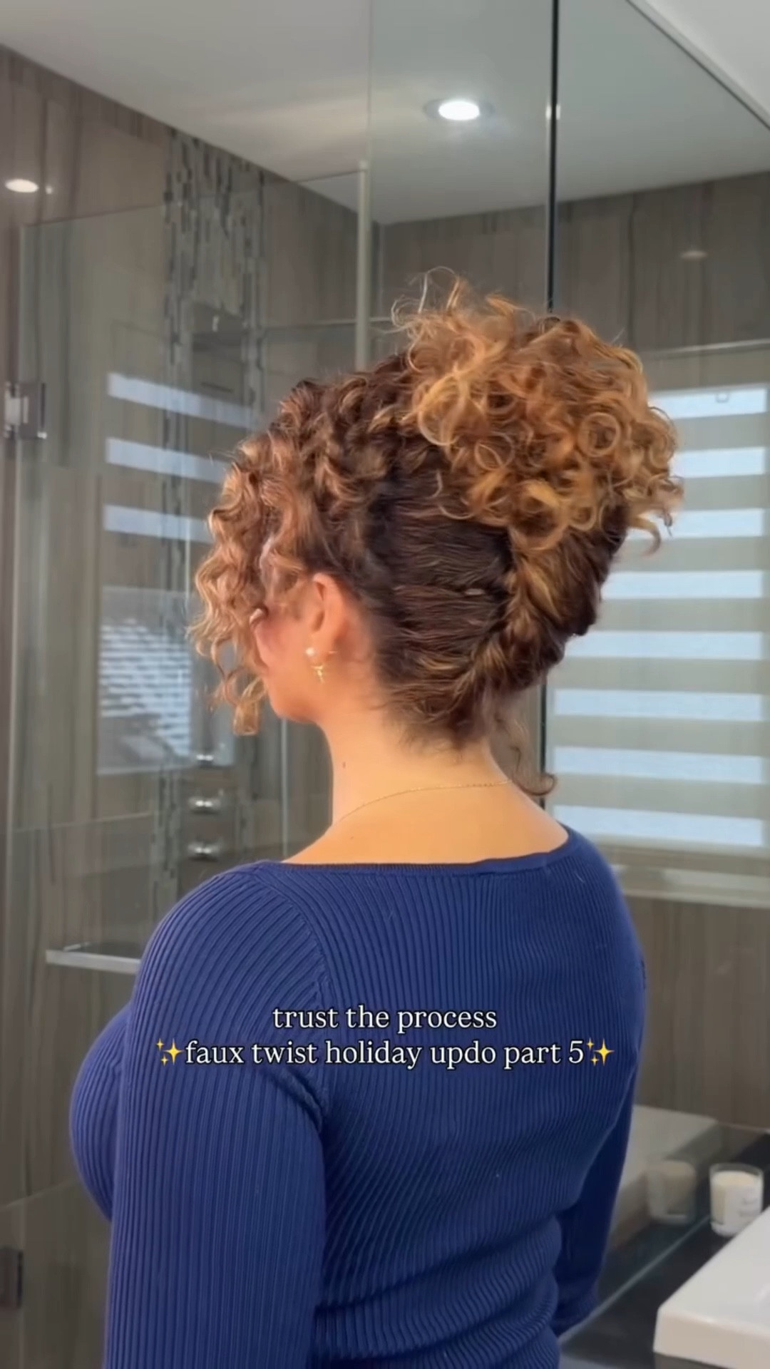 My hair was living way past its exportation date for this one but this hairstyle was literally made for lazy bad hair days!! Comment UPDO and I’ll send you everything I used + my shirt!! A lot of questions on that from yesterday 😆 

#curlyupdo #curlyhairstyles #easyhairstyles