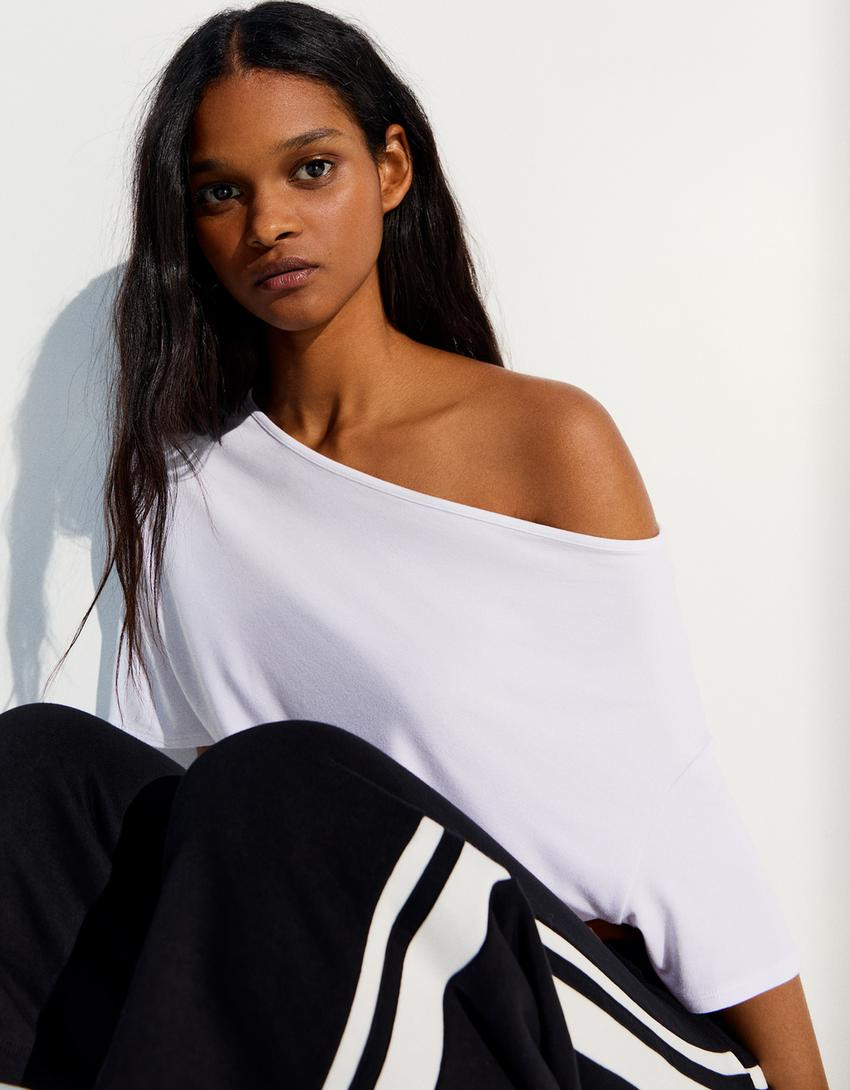 Asymmetric short sleeve T-shirt - #bershkastyle - Women | Bershka UK
