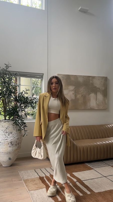 Day 13 of 30 days of outfit inspo! Minimal neutral color palette 🤍

Blazer: small (on sale rn!!)
Top: xs
Skirt: rails Angie midi skirt (no longer sold but linked a bunch of similar styles)

Easy effortless style, spring style, summer outfit, summer outfit idea, blazer style

#LTKitbag #LTKshoecrush #LTKunder100