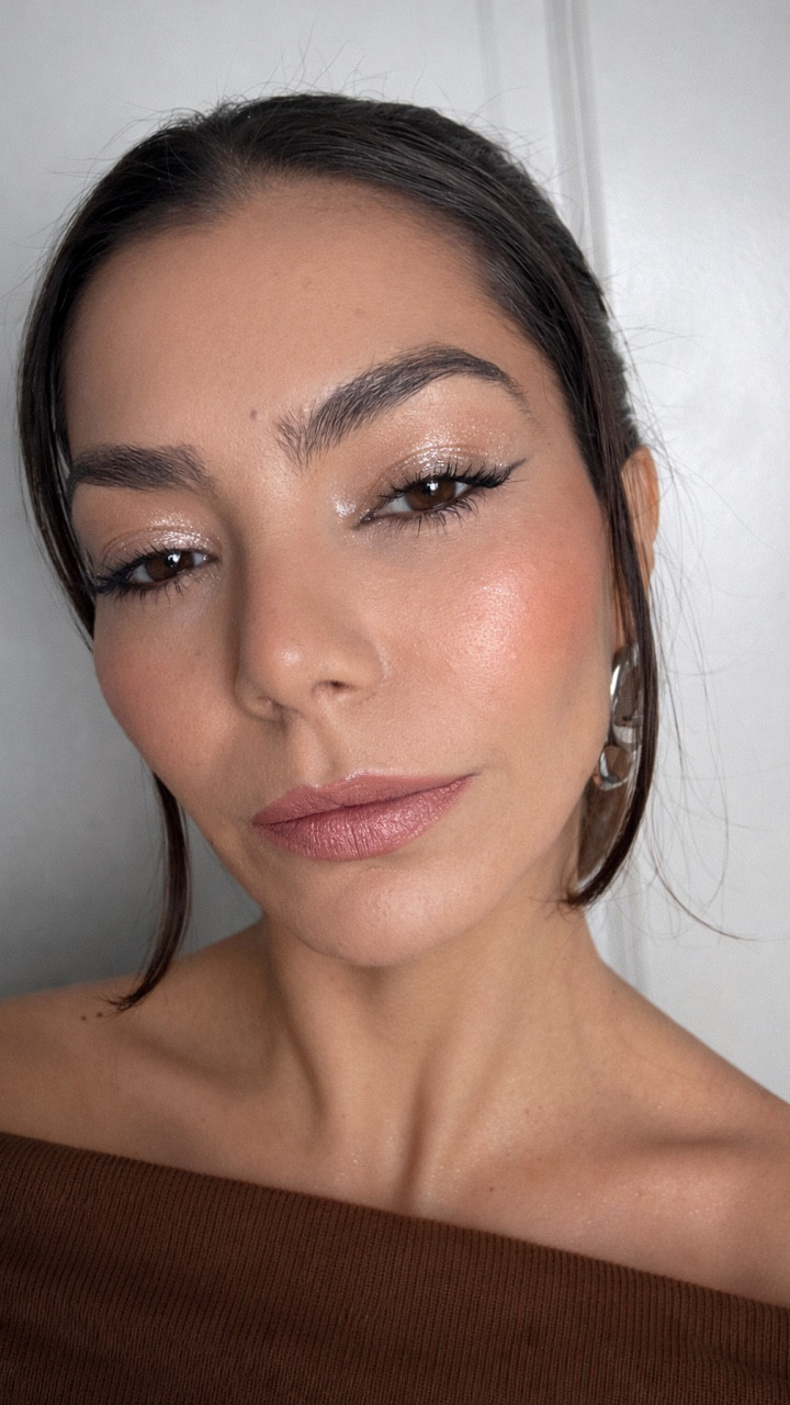 Brilho 3D partículas de diamante e um glow que transforma qualquer make em luxo puro ✨💎
Iluminador Diamond Bomb da @fentybeauty 
Pele iluminada, sofisticada e com efeito espelhado no rosto e no corpo. Quem mais é viciada nesse tipo de glow? Já salva para testar depois ! LinkLTK 
#iluminador #highlighter #glow #maquiagem