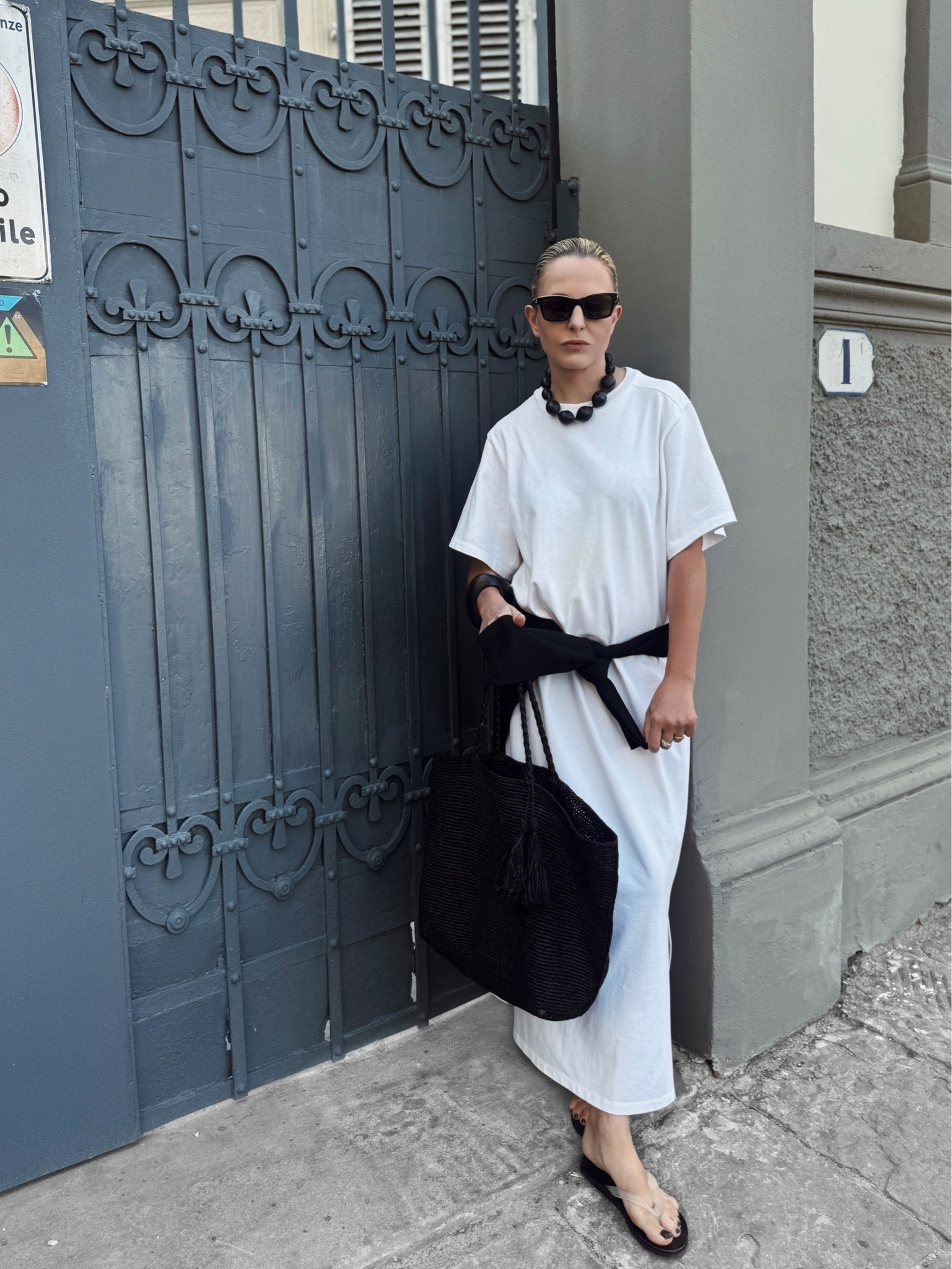 Florencia día 3
Un conjunto cómodo y versátil que cumplió su cometido
Mañana de Pitti Bimbo y grabar contenido + paseo de tarde por Florencia (en busca de regalos para mis brujos) + vuelo nocturno devuelta a Madrid 

Y como todos los años os dejo enlaces a través de mi tienda de @ltk.shop a vestidos similares (este tiene al menos cinco años) que se que gusta mucho y como veis pese al paso del tiempo se puede seguir usando, siempre parece actual y tiene mil formas de combinarlo! 

——————————————————

Florence outfit (day 3)
A comfy and versatile outfit that served its purpose! 
Morning at Pitti Bimbo creating content + afternoon strolling Florence in search of souvenirs for the kids + night flight back home to Madrid 

And as every year I am leaving you links of very similar items (this exact one is at least five years old) that you can find in different versions of this style. It’s one of my summer staples I come back to every year and as you can see it keeps staying relevant and has multiple ways of styling it.

#LTKespana #LTKeurope #LTKsummer