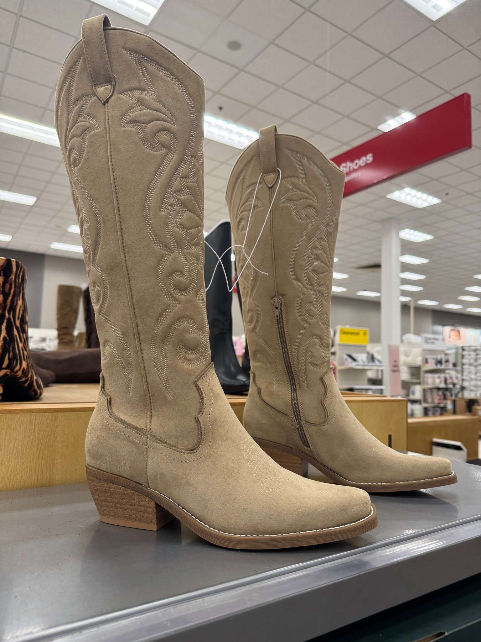 These boots are a must if you’re loving the Western trend 🤠✨ Linked them on my LTK so you can grab a pair too!