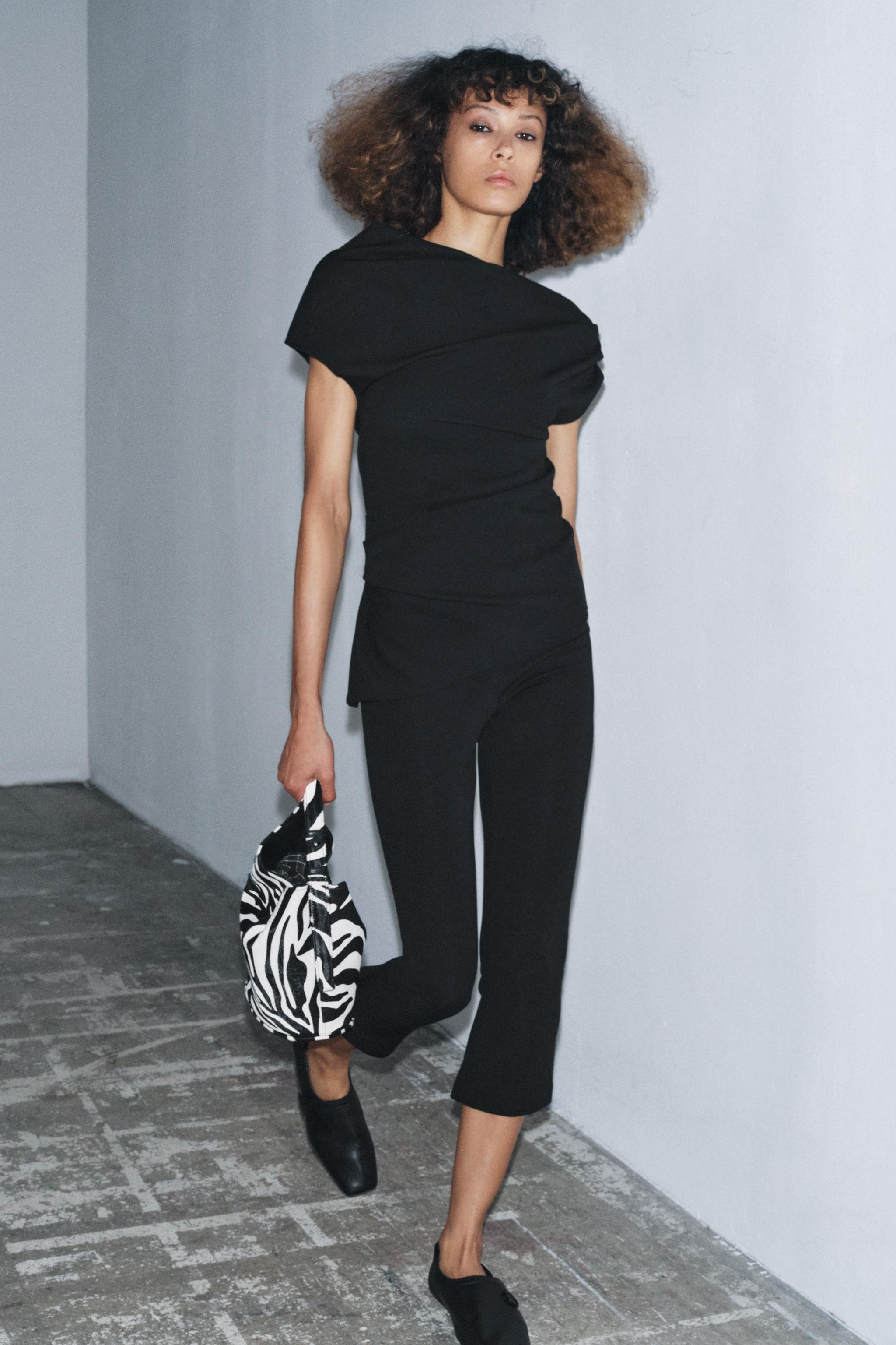 CREPE CAPRI TROUSERS WITH VENT | Zara UK