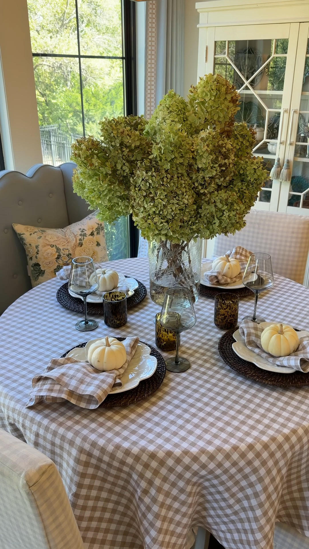 Sunday supper with the prettiest table linens from @Quince ! I adore the gingham and it would also be perfect for Thanksgiving! Rounding up all of my favorite Quince home items! #QuincePartner