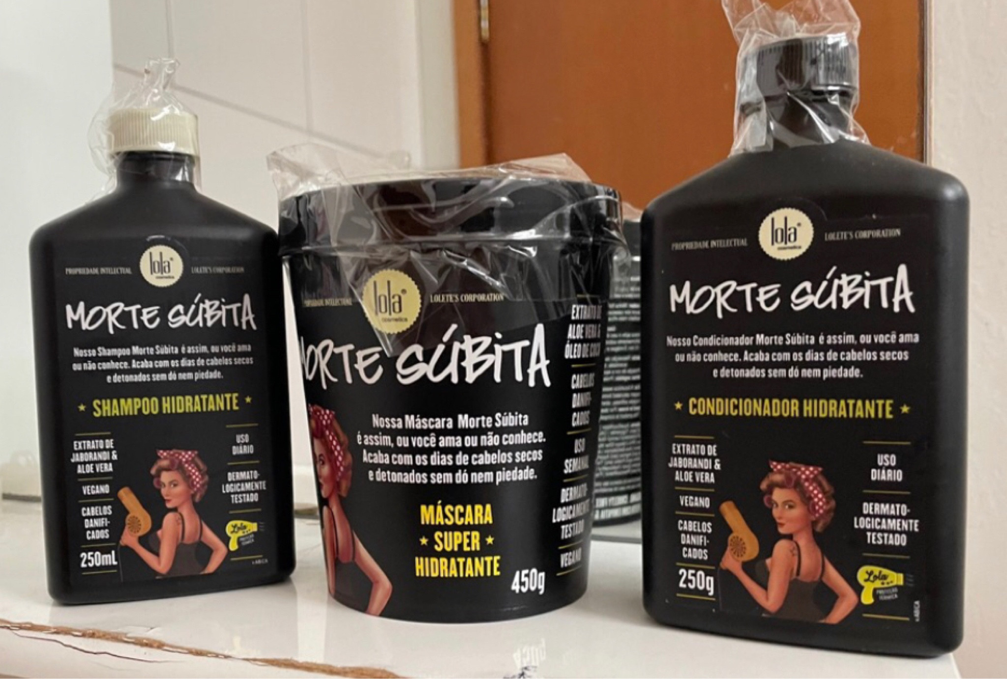 LOLA COSMETICS MORTE SÚBITA🧡


Linha de nutrição para cabelos danificados e quimicamente tratados. Perfeita para o dia a dia e pós processo de coloração.