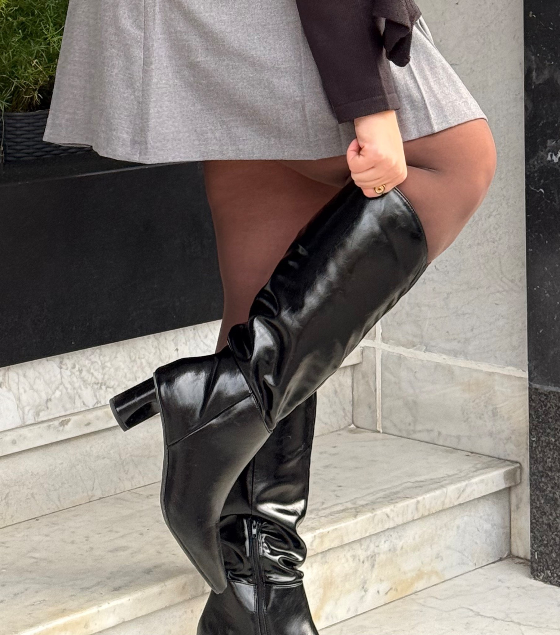 Alors cette paire de bottes foncez !!! Dispo jusqu’au 42 et à -50€ !! Je les ai porté toute une soirée et j’avais à peine mal aux pieds ! Elle sont super confortable et mon mollet de 42 cm passe sans soucis en taille 40 ✨

#LTKplussize #LTKmidsize #LTKcurves