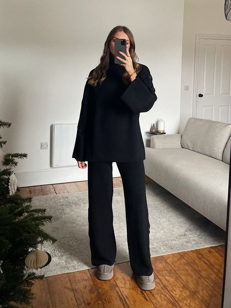 Casual and cozy outfit ideas
Small in the h&m black button detail jumper and an XS in the matching trousers
Ugg tazz platform slipper in smoke plume 

 

#LTKHoliday #LTKSeasonal