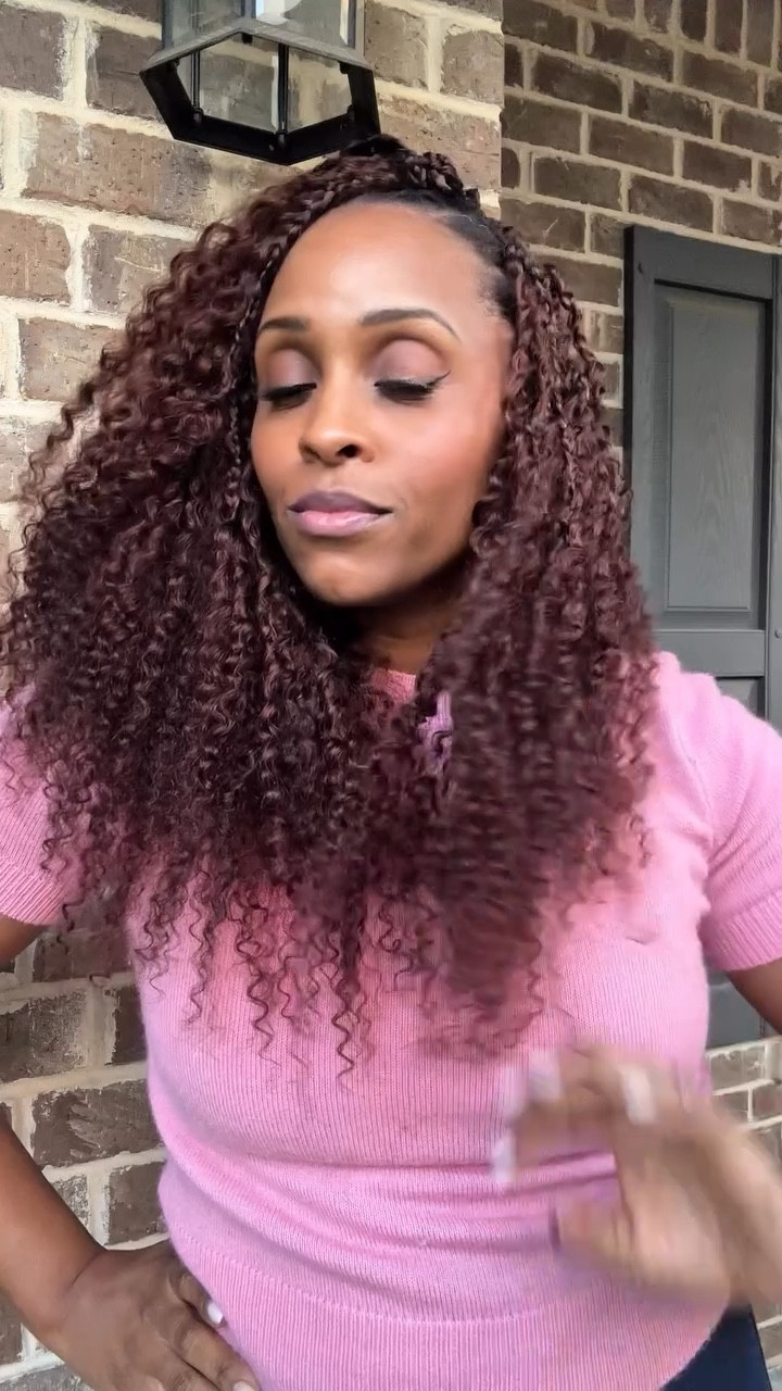 I worked a miracle ✨🤏🏾🤏🏾 This is a protective style, just make sure to protect your hair.  My technique ensures your hair won’t get too tangled!  Thank you @qvr_hair for providing the hair for this install! ❤️ Product information:  Color: 33b  Hair: QVR Hair Crochet Small Kinky Curly  Length: 18 inches  #qvrhair #crochethair #crochethairstyles #naturalstyles #miracleknots