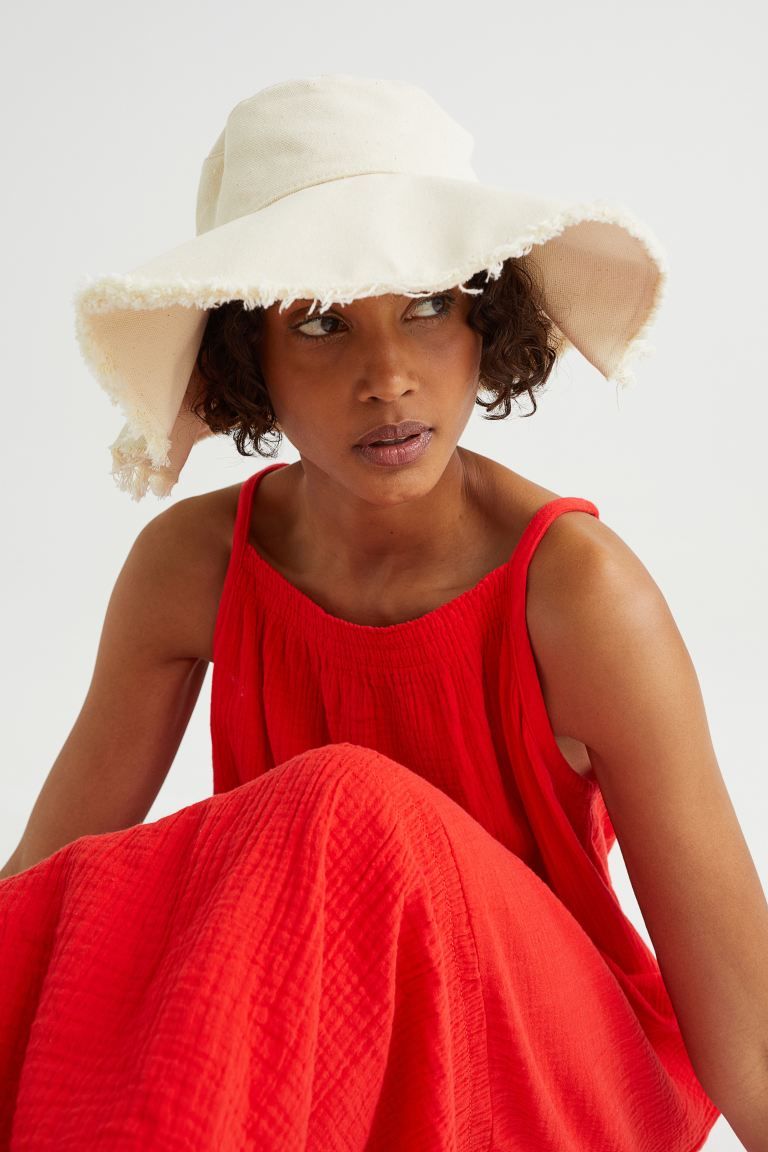 Conscious choice  New ArrivalSun hat in sturdy cotton canvas. Wide, sloping brim with a frayed ed... | H&M (US + CA)