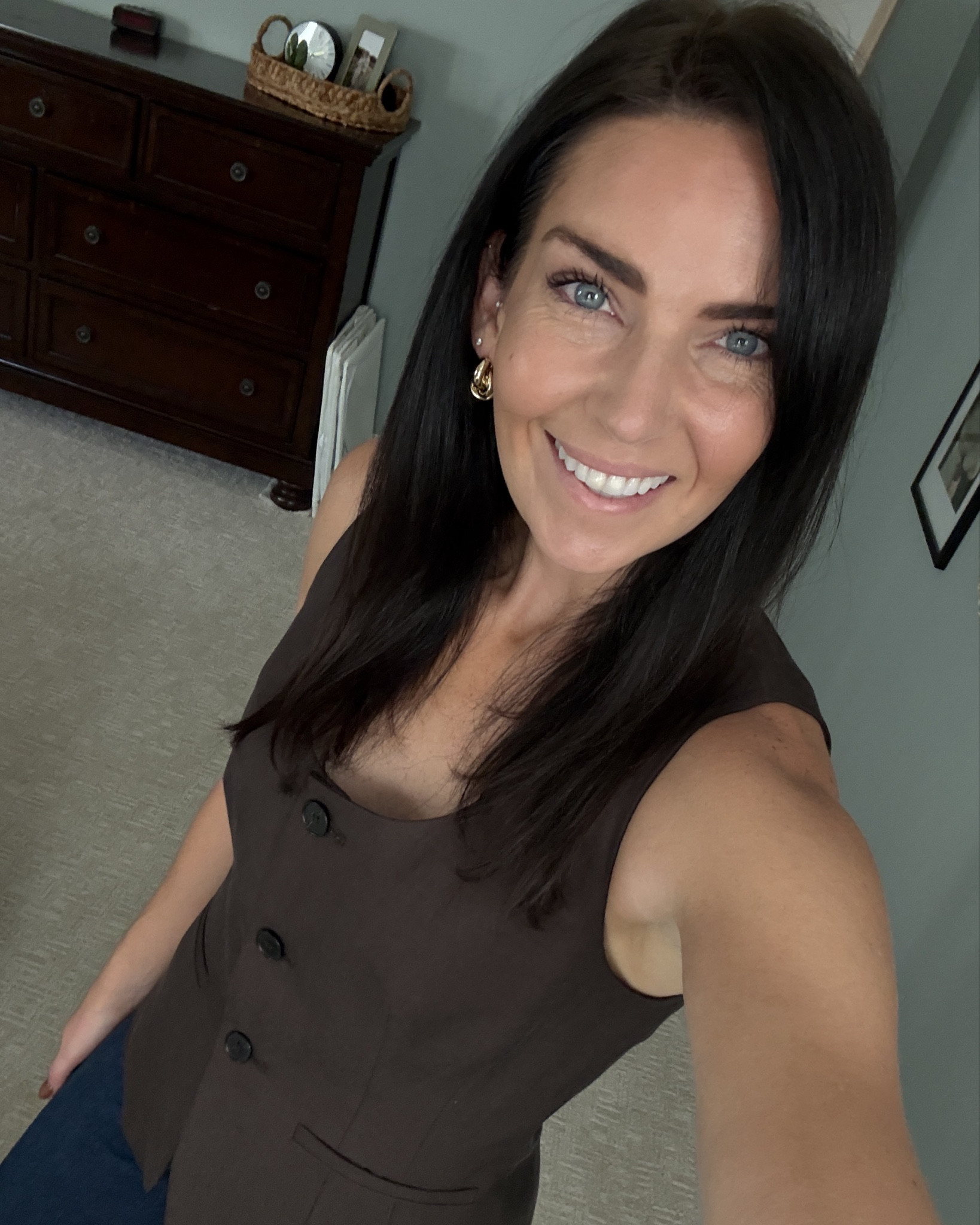 I have been looking for a vest like this for a while! Classy yet cute, wear it on its own or with a tight long sleeve underneath. Great for a date night, girls' night out and I’ll be wearing it to a work event later this week. 