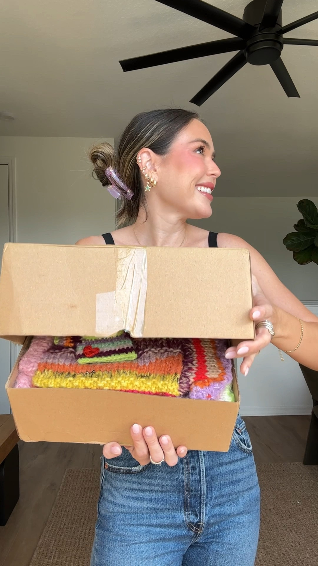 Jeans - Levi’s ribcage straight ankle jeans in your honor wash in 26x29 (I’m 5’5-6”)
Top - Amazon 
Cardigan - honey art and nature on Etsy 

#LTKGiftGuide #LTKStyleTip #LTKSeasonal