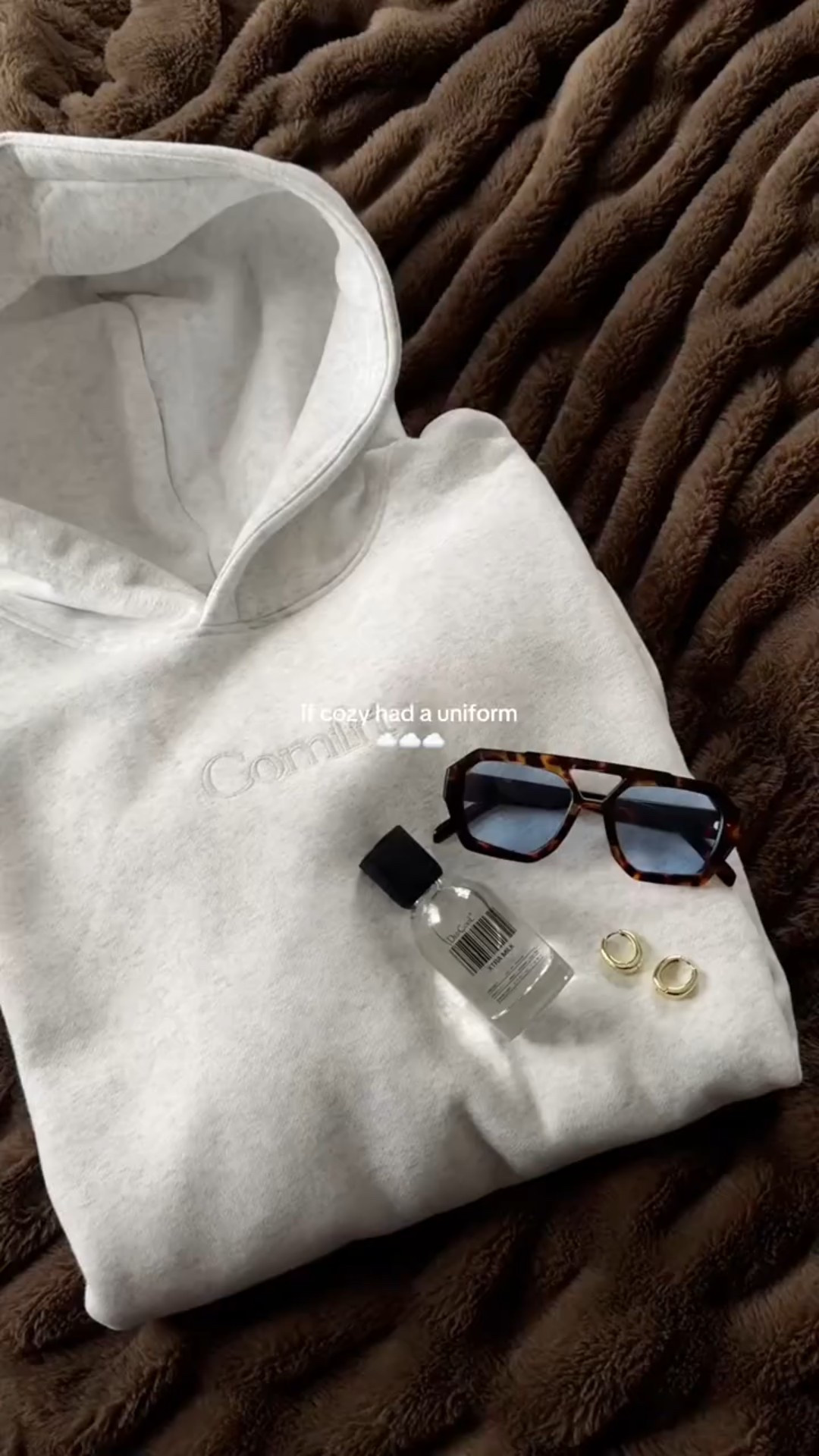 comfrt hoodies are slightly weighted which makes them extra cozy!! love how soft they are & they come in a bunch of cute colors ☁️


Comfrt, hoodie, cozy clothes, oversized hoodie