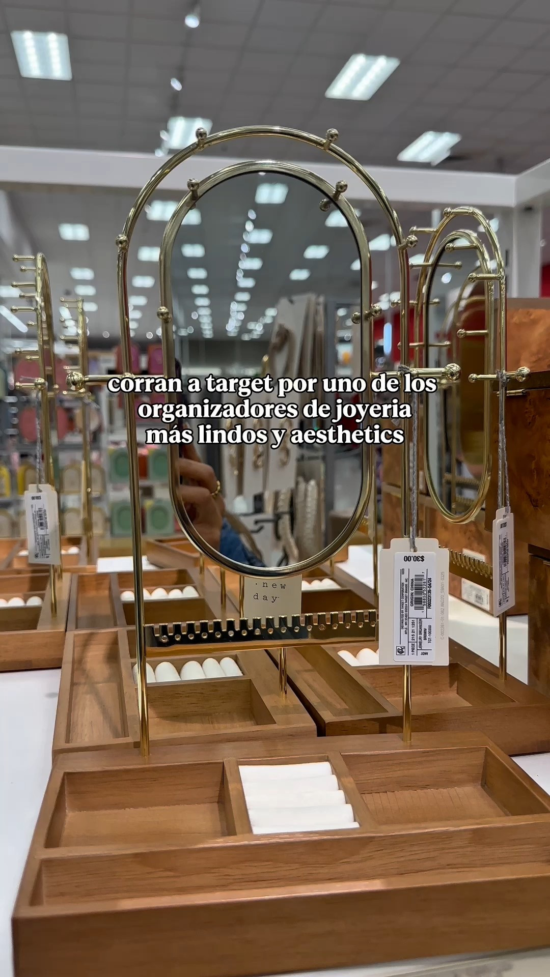 Uno de los organizadores de joyería más bonitos que he visto se que van a volar 🤭

#LTKStyleTip #LTKBeauty #LTKGiftGuide