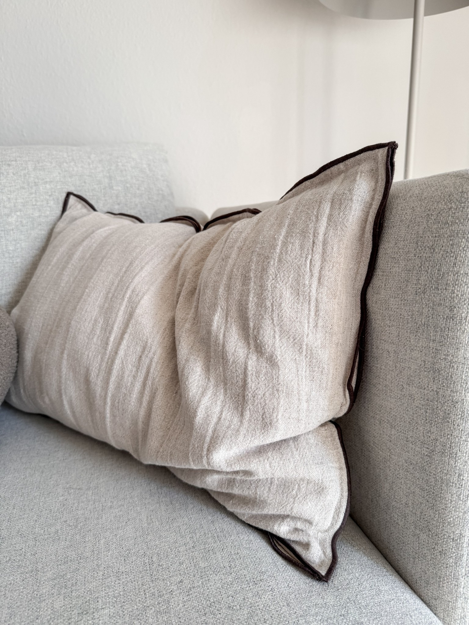 Leinenkissen in warmen Naturtönen
weich, strukturiert und aus Leinen – aktuell mein liebstes

hier verlinkt

#leinenkissen
#hmhome
#scandihome
#neutralhome
#homedetails
#minimalinterior
#cozyhome
#LTKhome