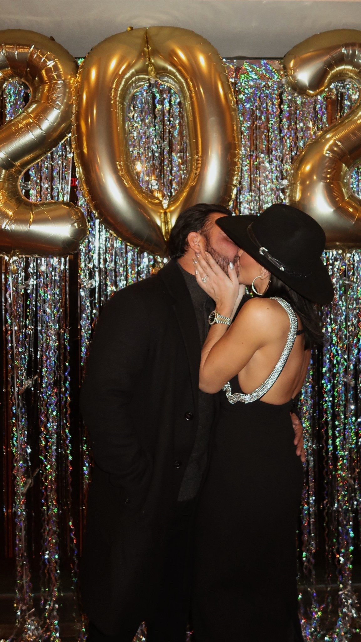 This is how we rang in the new year 🤍
Dressed up, hearts full, and holding tight to the people who make every season sweeter. So thankful for the memories made, the joy shared, and the love carried into what’s next ✨
A night I’ll remember for a long time.

5’2” | 130 lbs | 25” waist | 34DD bust | wearing XS

#NYEStyle #PetiteFashion #Over40Style #MomStyle #LifeMoments


#LTKPetite #LTKOver40