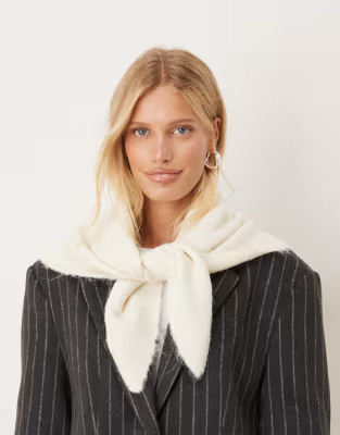 ASOS DESIGN – Dreieckiger Strickschal in Winterweiß | ASOS | ASOS (Global)