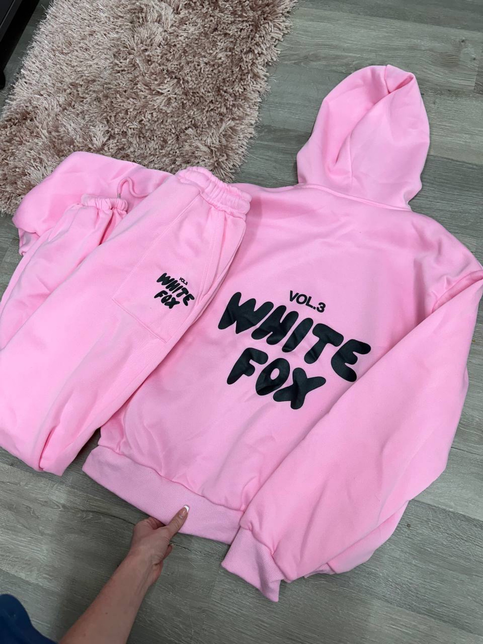 White Fox hoodie & sweatpants set
Comes in many colors 
#dhagte

#LTKsalealert #LTKfindsunder100 #LTKfindsunder50