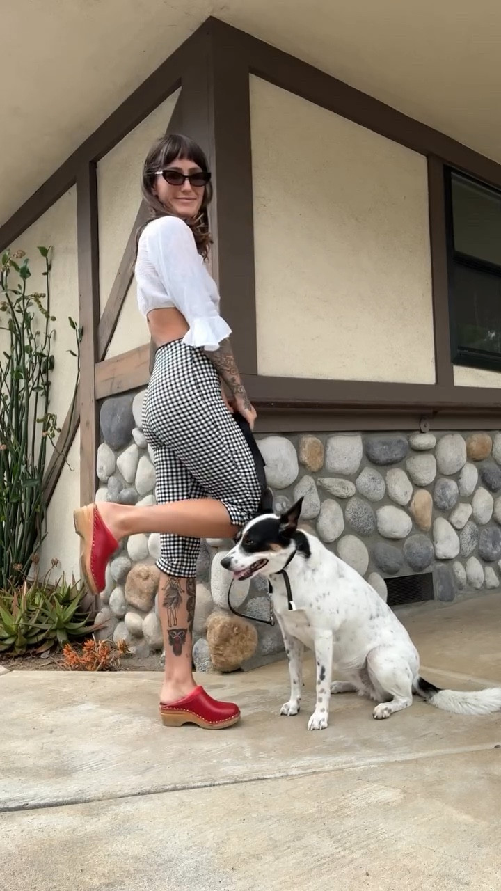 todays outfit was inspired by my best girly, Dolly ❣️🐾💫 

green heart necklace is @patchnrose 
red beaded necklace is @electricladydesign (code LAUREN15)

MUAH! 💋💋
#nuuly #capris #whatimwearingtoday