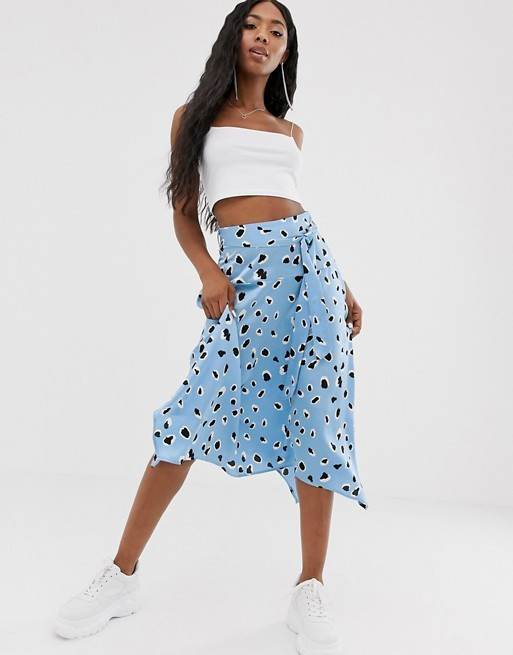 NA-KD – Blauer Satin-Midirock mit Punkteprint und Taillenband | ASOS DE