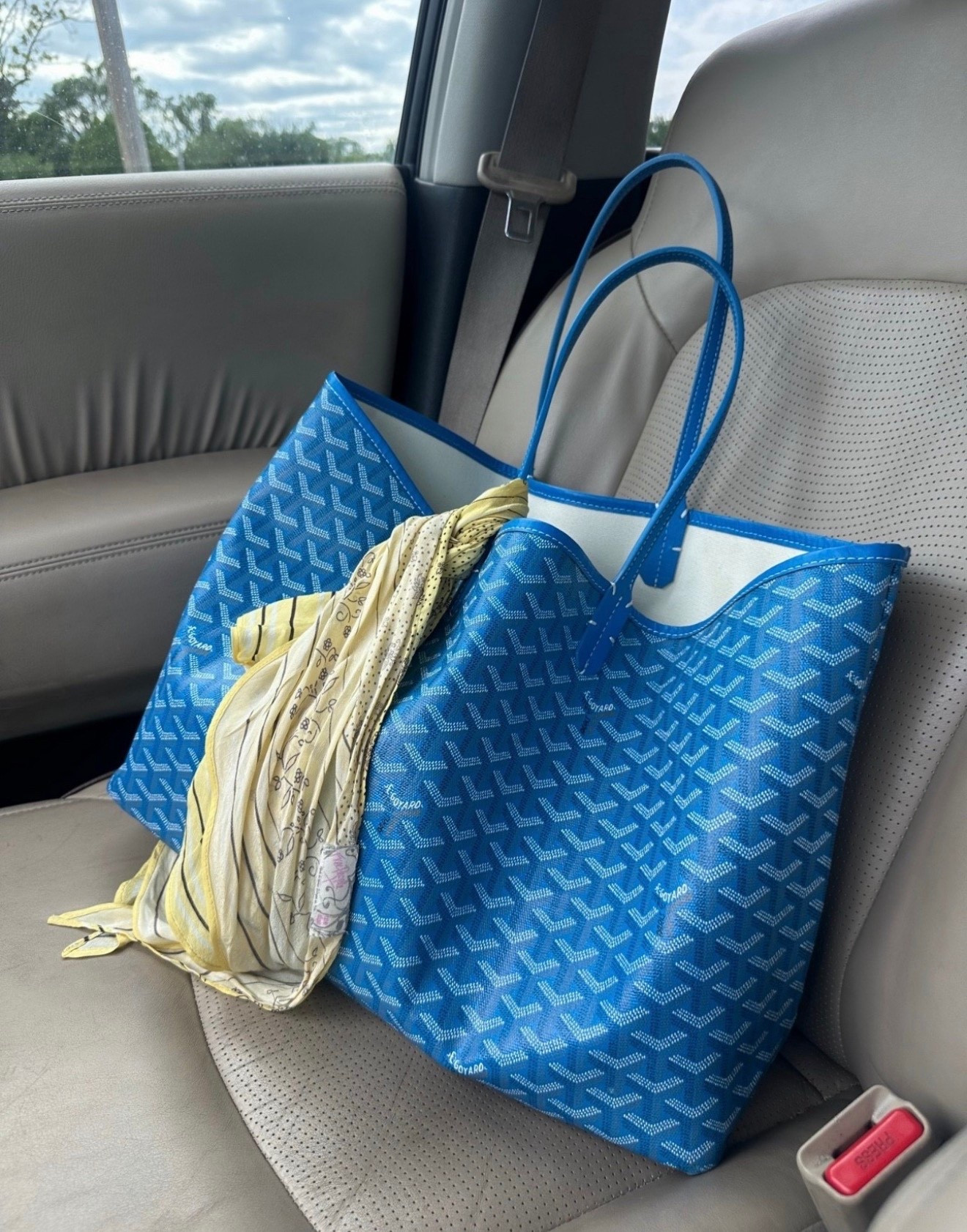 I have the size large in sky blue! 