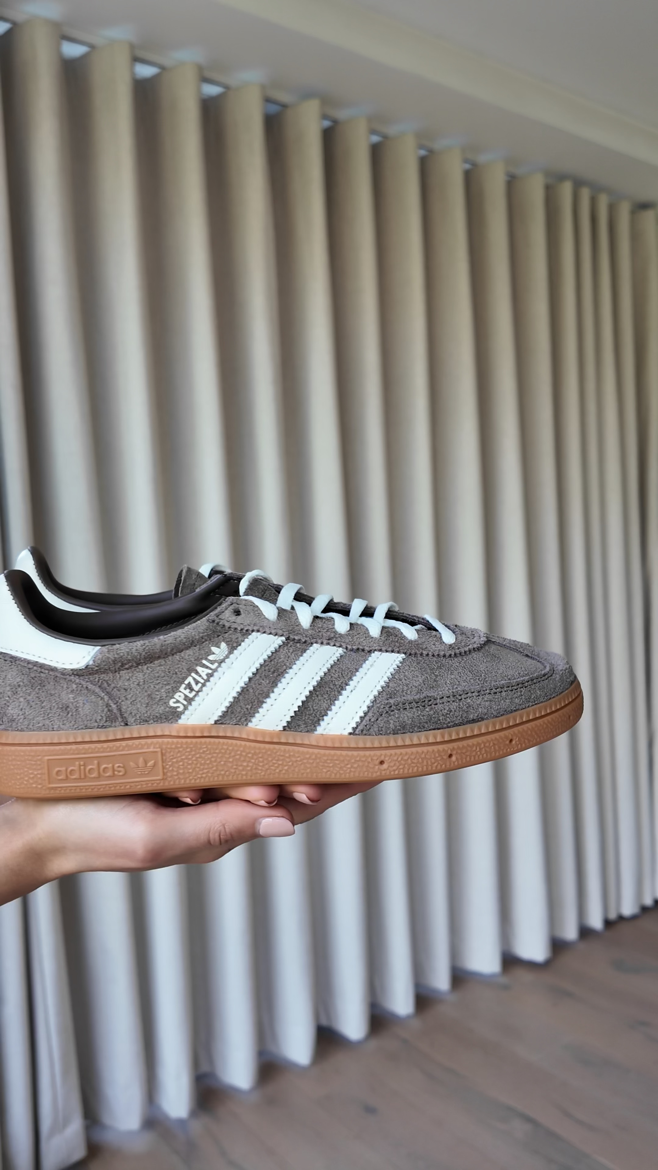 Style my new Adidas Spezials with me! 

Zara, H&M, Hm, adidas, Spezial, Polene, Astrid and miyu

#LTKVideo #LTKSeasonal #LTKfindsunder100