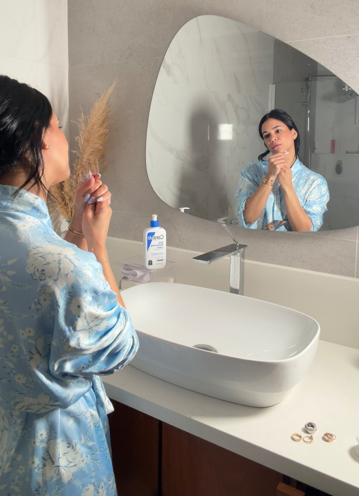 #Ad Keeping my body care routine super simple lately 🤍
Lightweight, fast-absorbing, and actually hydrating.
Picked it up at Target, as always.

#ad #ceravepartner #targetpartner #Target
@CeraVe @Target @TargetStyle @shop.ltk #liketkit
