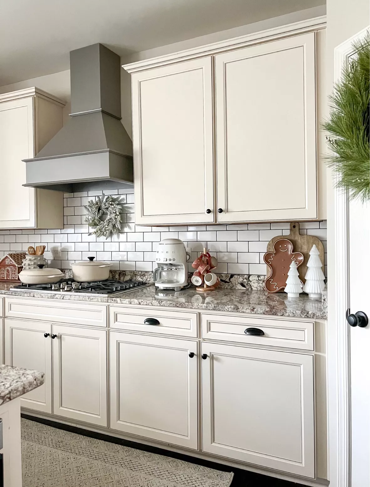 Christmas Kitchen Decor Ideas According to Our Stylists