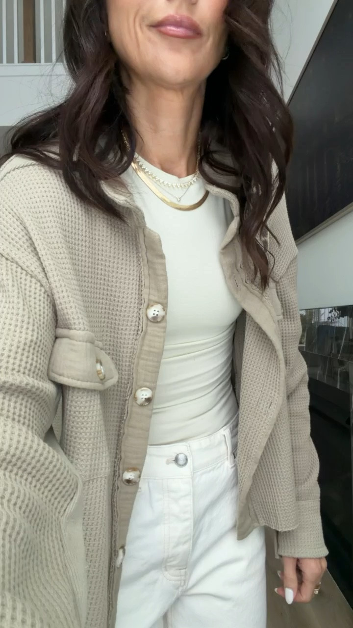 Travel outfit, amazon cropped jacket, skims tee, white jeans, tory burch shoulder bag, annabrstyle

#LTKootd #LTKTravel