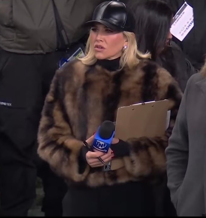 Invest in Charissa Thompson's timeless wardrobe staples – where impeccable fit meets sophisticated design. Rendered in a beige hue, the Elan jacket is crafted from soft shearling and boasts side slit pockets and a hook-fastening front closure.
