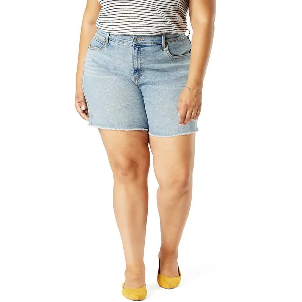 Signature by Levi Strauss & Co. Women's Plus Size Heritage 5-Inch Fray Hem Shorts | Walmart (US)