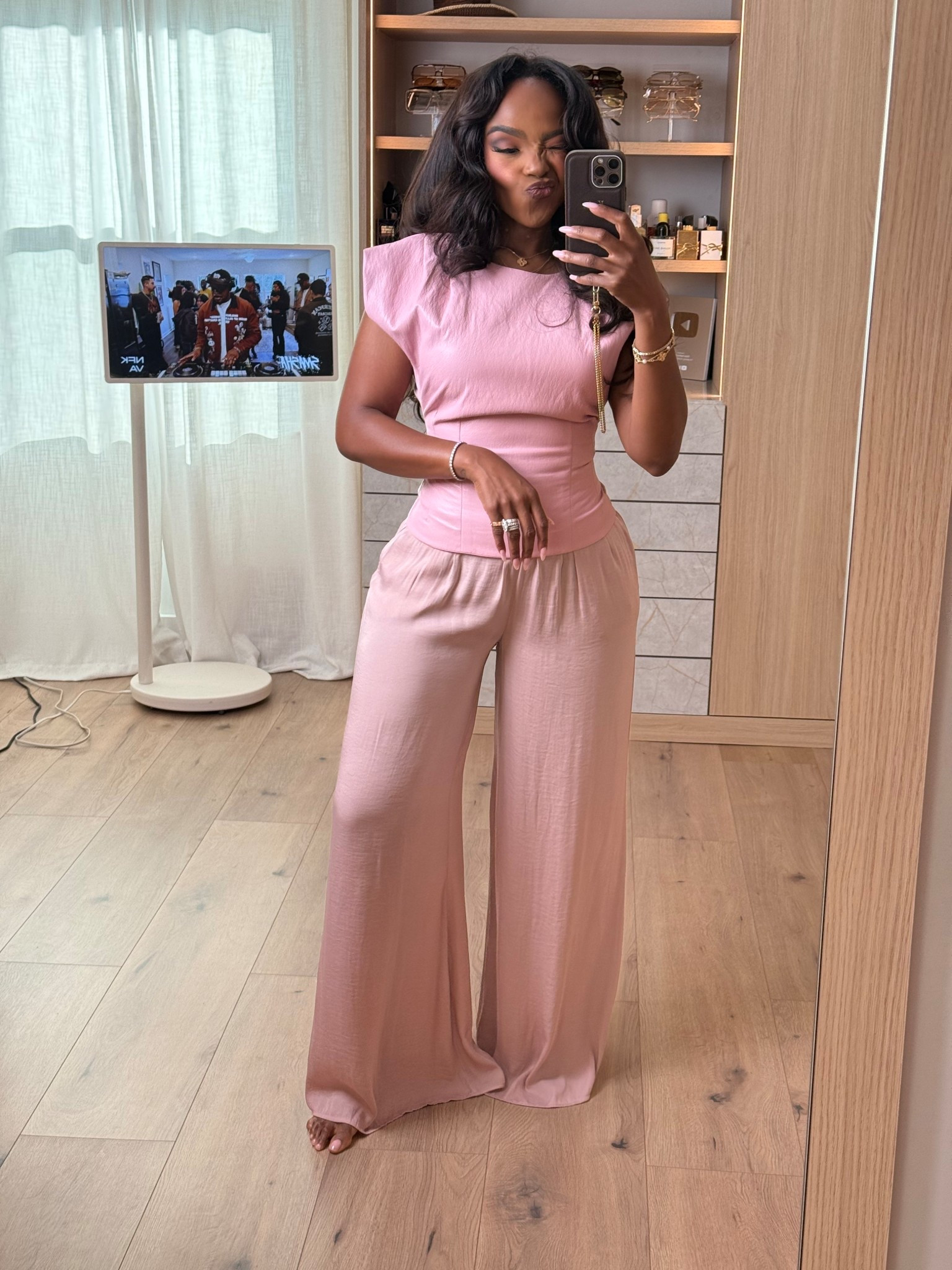 Hi babes!

Okay this set is going VIRAL right now and I fully understand why — the fit is so flattering and the color is that perfect soft pink that looks good on everyone. This is one of those easy sets that makes you look instantly put together with zero effort.

This one is already a high sell-out risk, especially in this color — I wouldn’t wait on it.

The top cinches you in at the waist and the pants are that perfect flowy fit that elongates your legs while still being insanely comfortable.

Where to wear this:
• Brunch dates
• Travel days
• Casual dinners
• Running errands but still looking cute

Everything is linked below.

xx Kira | @kirasfashionfinds

Measurements: 5’4” | 138 lbs | 34D | 27” waist | 40” hips

