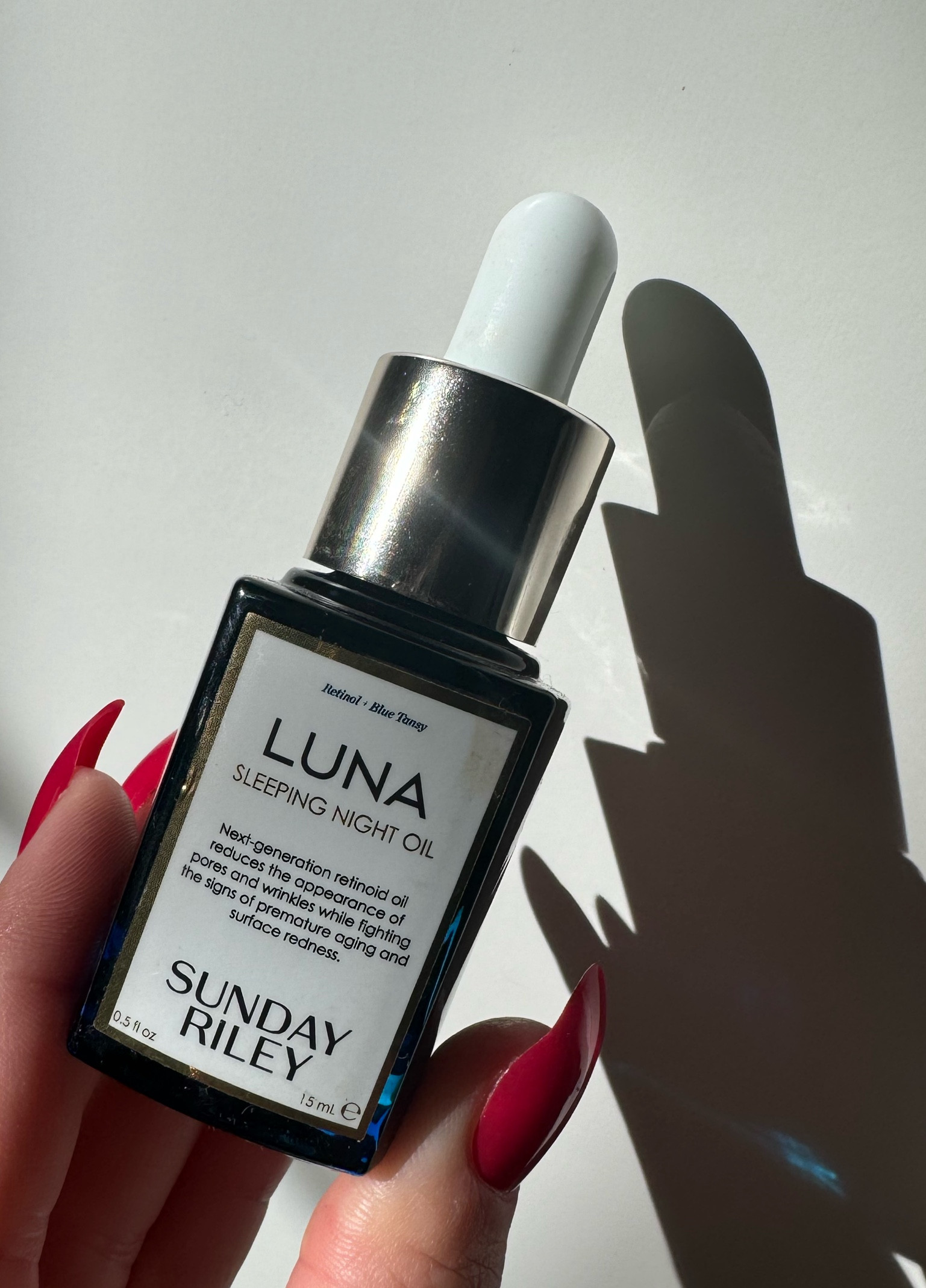 In the evening, apply three to four drops onto clean, dry skin on the face, neck, and chest, massaging from blue to clear.
-Retinoid Ester: This advanced retinoid ester fights the appearance of wrinkles and fine lines, visibly supports natural skin elasticity, and helps even out the look of surface redness.
-Botanical Complex (Blue Tansy and German Chamomile): Soothes the appearance of surface redness.
- Cold-Pressed Chia and Blackberry Seed Oils: Nourish and minimize the appearance of fine lines.