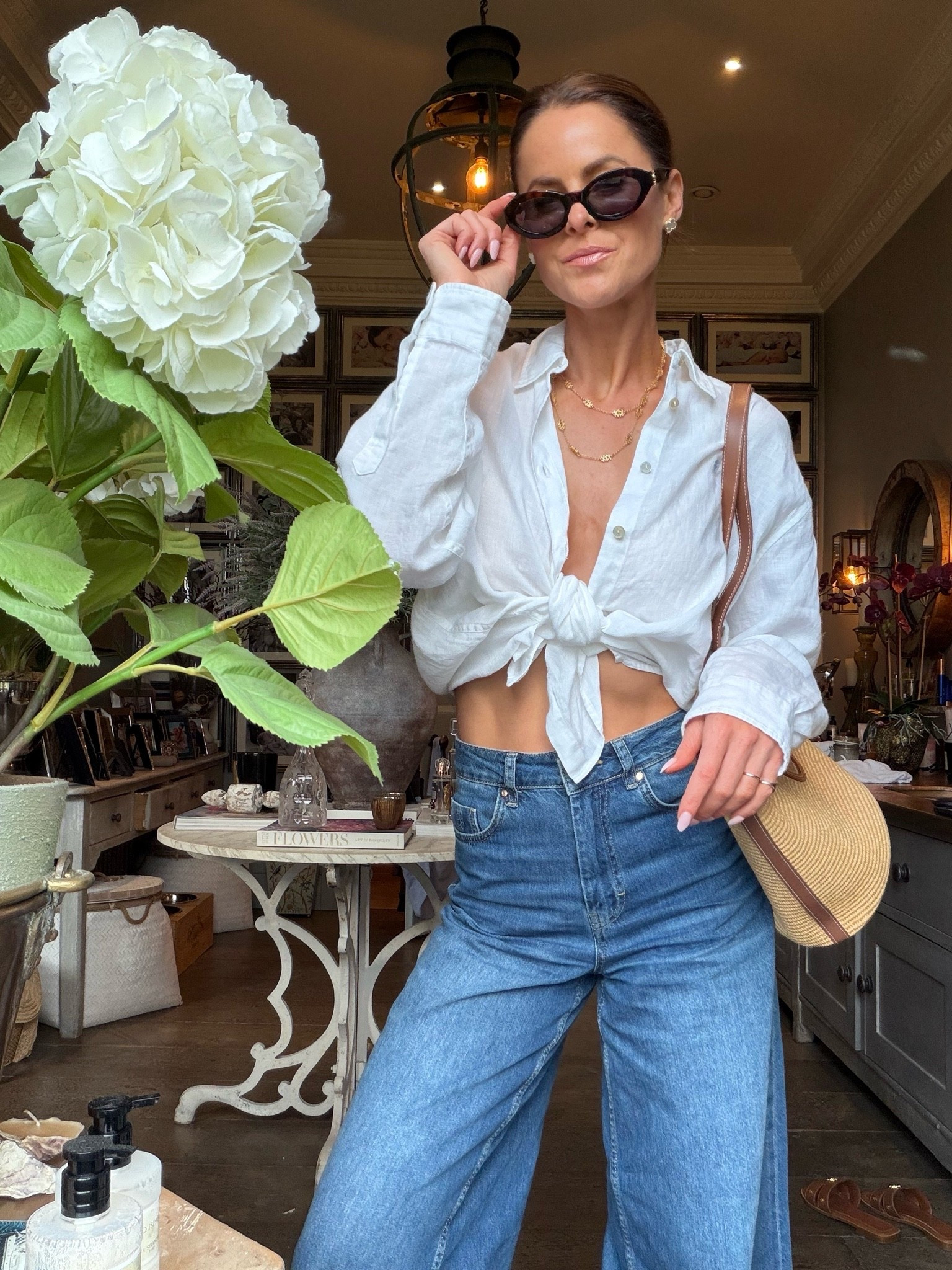 Get ready with me for lunch with the girls - wearing one of our stunning new linen shirts!

Tied up and paired with gorgeous denim, this is definitely going to be one of my go-to summer looks 🌞