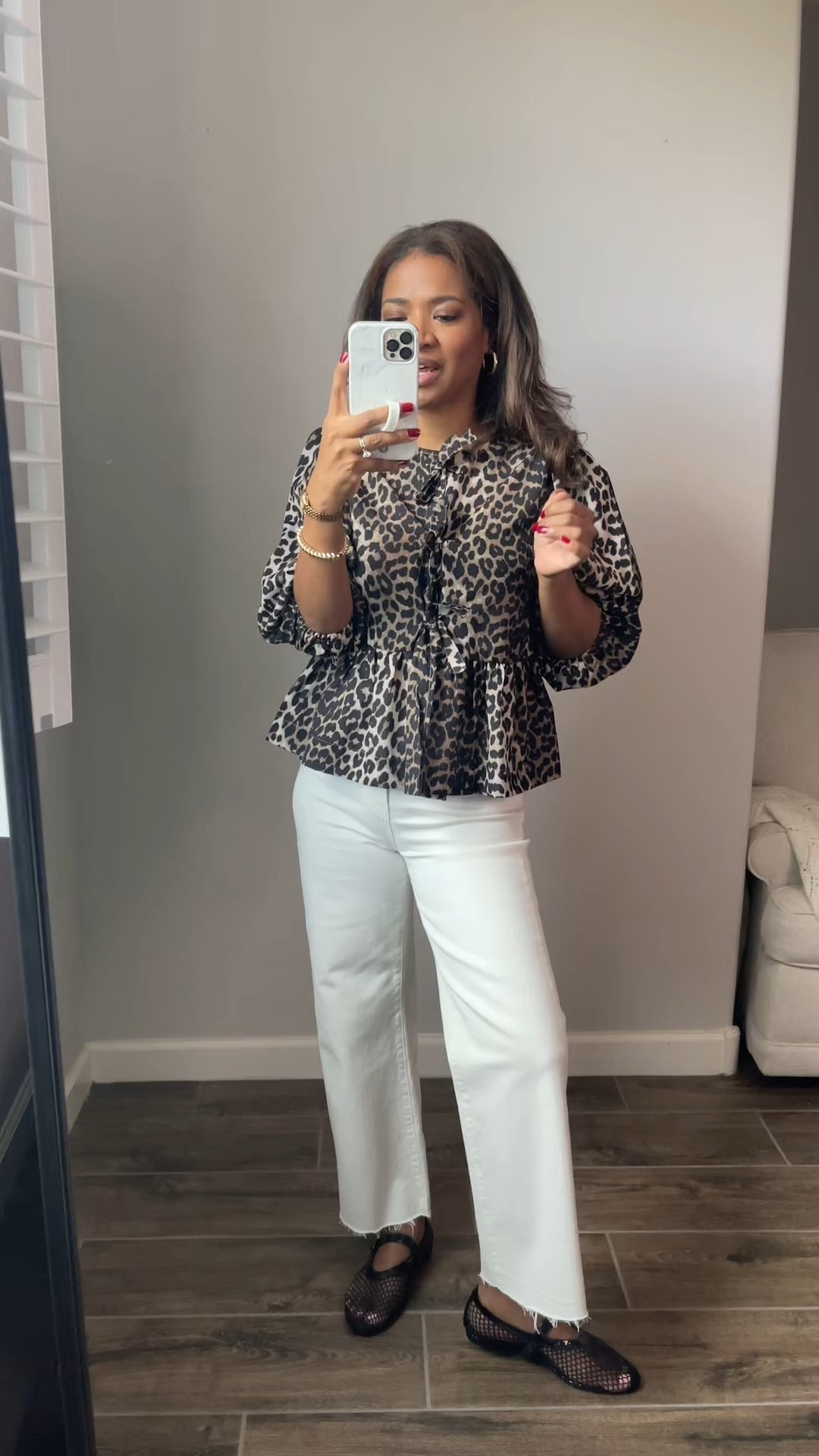 Today’s OOTD. Top is a small. Runs large so stay TTS. Jeans are old but I will link similar 

#ltkfindsunder50 #ltkfindsunder100 #ltksalealert

