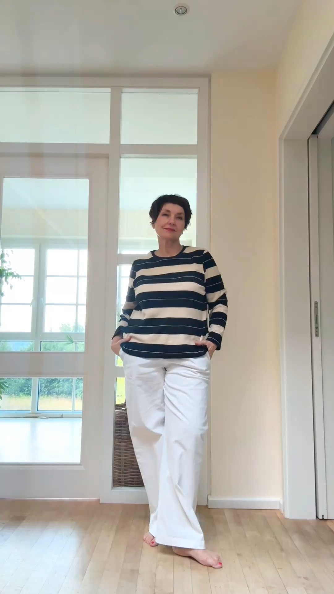 Für schlechtes Wetter am Meer: weiße Jeans, streifen, Shirt, wasserabweisende Trenchcoat

#herbstlook
#rainydays
#autumn