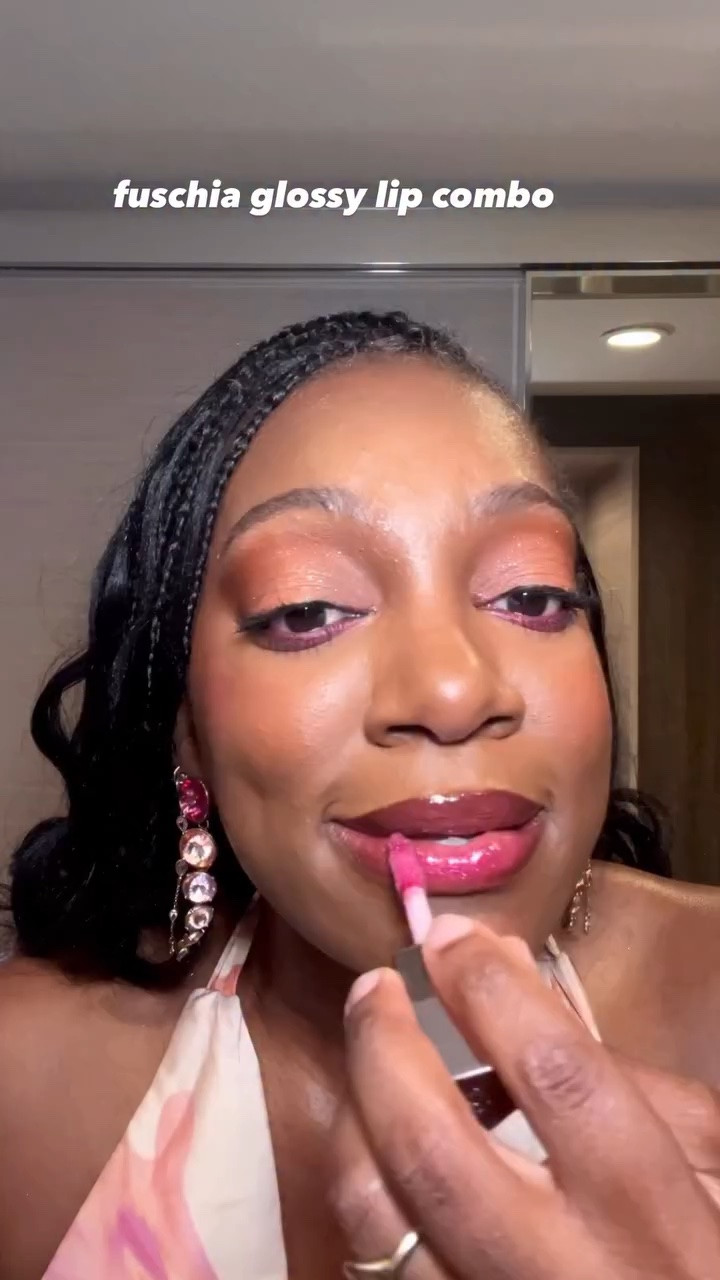 On the lips in order of application:
@onesize lip liner in coin collector
@ctzncosmetics lip liner in okto 
@fentybeauty gloss bomb in fuschia flex
@fwee_makeup_us lip gloss in cherry cola 70%

Comment PINK and I’ll send all the details directly to ya DMs 😌