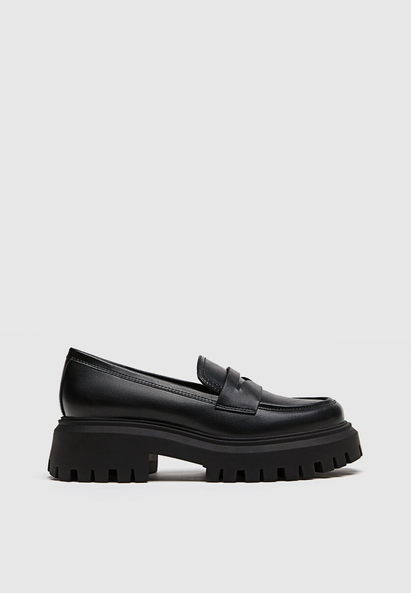 Black loafers with track soles - Women's fashion | Stradivarius United Kingdom | Stradivarius (UK)
