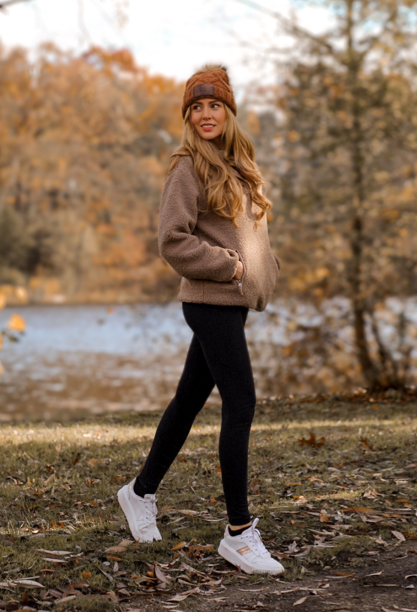 Cozy casual fall walking outfit 

#LTKSeasonal #LTKfindsunder100 #LTKHoliday