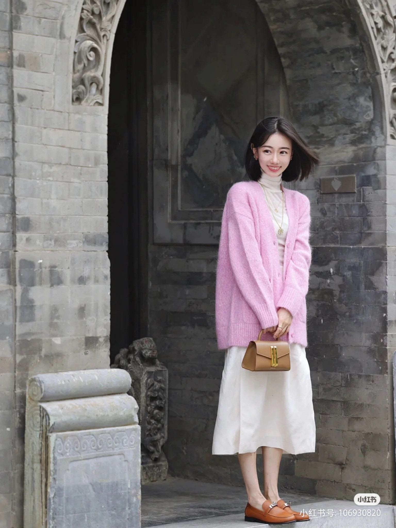 初秋穿搭|粉色真香 基础款穿出温柔千金感
终究还是没能逃过粉色真香定律，

针织开衫叠搭高领上衣+同色系半裙，

软软糯糯，干干净净，

简直就是温柔本人了。

质感配饰可以点亮整个look，

温柔间多了一丝贵气，

基础款也可以轻松穿出温柔千金气质。

#初秋穿搭 #初秋搭配 #早秋氛围感穿搭 #笔记灵感 #日常穿搭 #针织开衫 #秋冬毛衣 #毛衣开衫 #那些高颜值的乐福鞋 #乐福鞋 #COS穿搭 #COS穿出色 
#LTKchina#LTKasia

#LTKstyletip #LTKSeasonal #LTKitbag