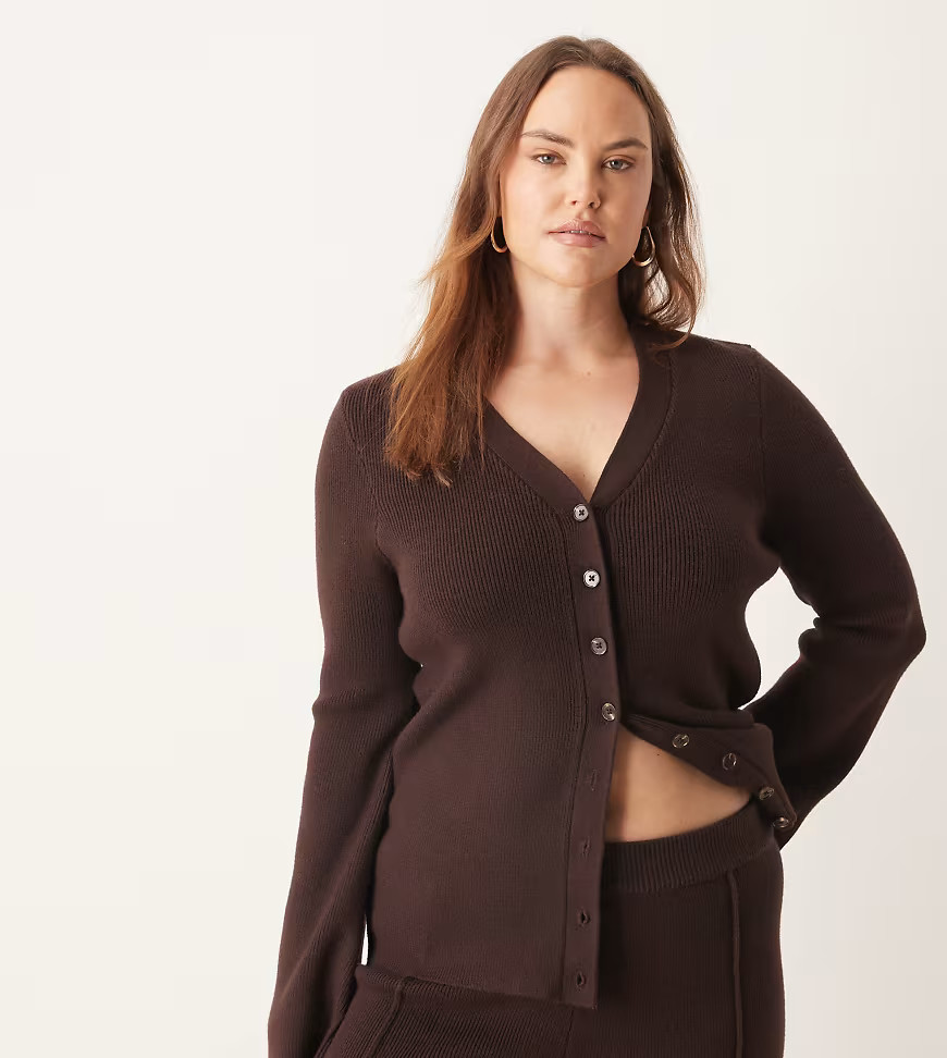 ASOS DESIGN Curve – Gerippte Strickjacke in Schokobraun mit V-Ausschnitt, Kombiteil-Brown | ASOS (Global)